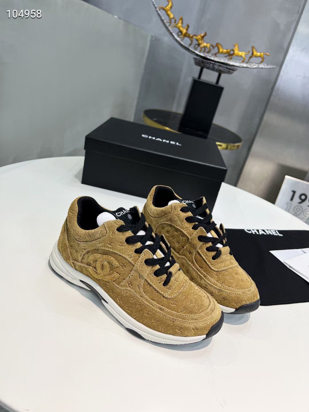 K5 情侣款CHANEL-香奈儿小香整个系列产品已全面升级成功至高性价比、绝对超值面料采用：原版进口牛绒+正品压印工艺内里：进口透气毛巾布内。大底：原版1：1开模TPR+TPU组合底。我们本着追求专柜品质的原则。每一个细节都很考究。每一针一线都高标准要求。不论从型体、舒适度、用料、做工、包装上面、我们都下足工夫也许我们不是市场上最便宜的、但绝对是性价比至高的!你绝对值得拥有内销标准码。感恩您一直以来对我司的大力女款：35-41、男款：39-45。