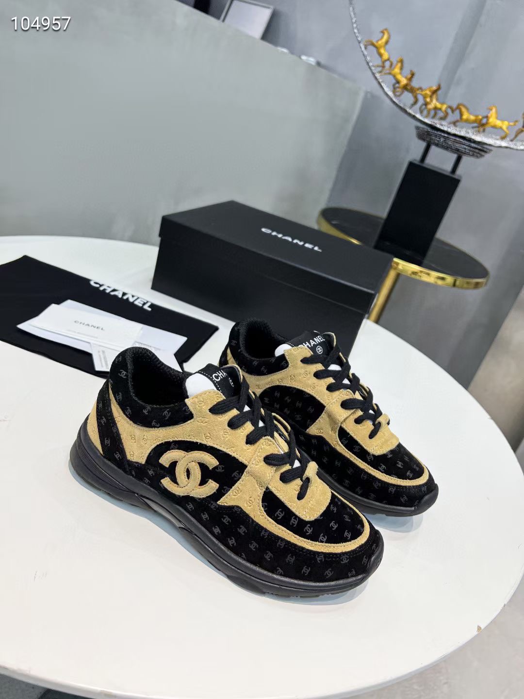 K5 情侣款CHANEL-香奈儿小香整个系列产品已全面升级成功至高性价比、绝对超值面料采用：原版进口牛绒+正品压印工艺内里：进口透气毛巾布内。大底：原版1：1开模TPR+TPU组合底。我们本着追求专柜品质的原则。每一个细节都很考究。每一针一线都高标准要求。不论从型体、舒适度、用料、做工、包装上面、我们都下足工夫也许我们不是市场上最便宜的、但绝对是性价比至高的!你绝对值得拥有内销标准码。感恩您一直以来对我司的大力女款：35-41、男款：39-45。