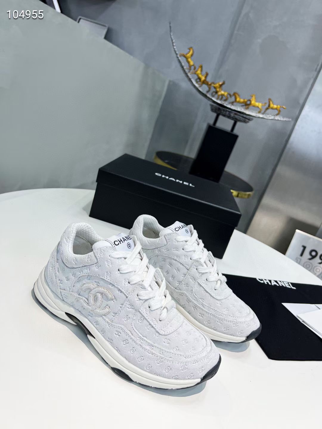 K5 情侣款CHANEL-香奈儿小香整个系列产品已全面升级成功至高性价比、绝对超值面料采用：原版进口牛绒+正品压印工艺内里：进口透气毛巾布内。大底：原版1：1开模TPR+TPU组合底。我们本着追求专柜品质的原则。每一个细节都很考究。每一针一线都高标准要求。不论从型体、舒适度、用料、做工、包装上面、我们都下足工夫也许我们不是市场上最便宜的、但绝对是性价比至高的!你绝对值得拥有内销标准码。感恩您一直以来对我司的大力女款：35-41、男款：39-45。”},”share_time”:”