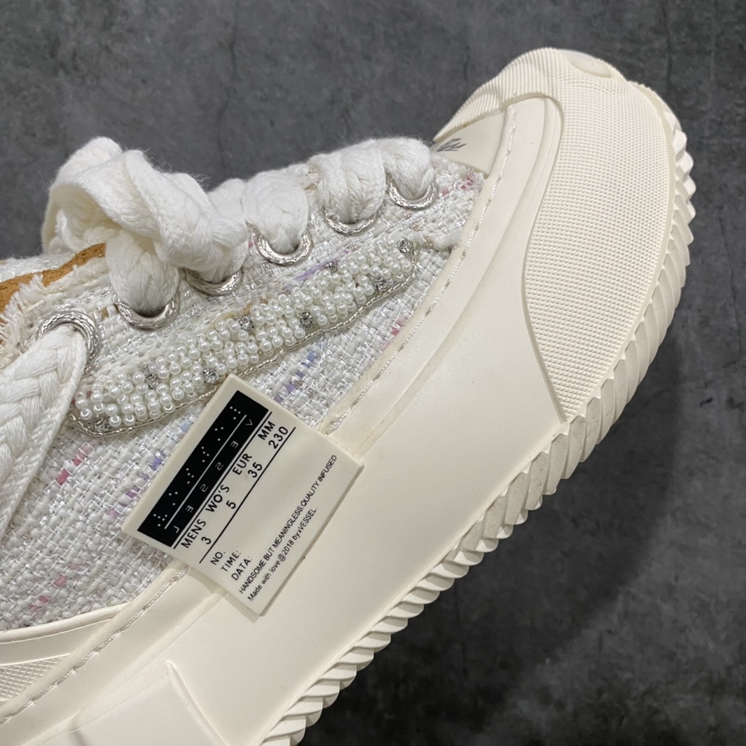 图片[6]-吴建豪个人主理潮流品牌 xVESSEL G.O.P. 2.0 MARSHMALLOW Lows 2.0 棉花糖开口笑系列解构重叠厚底软木低帮百搭增高帆布硫化板鞋“小香风白色” 原装硫化版出货 男女鞋真标硫化处理工艺 升级原楦原纸版数据开发版型 官方全套配件及包装物(附送6副腰果花鞋带/超大防尘购物袋/图腾卡/蒙娜丽莎美元/变色DIY笔/收藏级鞋盒套装!!) 纯手工贴合多重围条硫化工艺 采用12蛊司厚实舒适帆布面料 流苏做旧复古效果 鞋头开口笑处加入紫外线热感应效果（在紫外光线下发生色变!）❗️ 明星都穿它 \”SMILENCE\”隐藏款!! 尺码：35 36 37 38 39 40 各位如有紧贴资讯的，都会在网络留意到这双鞋款，它是来自于 xVESSEL，是吴建豪个人主理的时尚品牌，上年于上海的大型潮流活动上率先亮相。这双鞋名为 Peace by Piece，是以帆布鞋作为基底，并以解构手法，将鞋上不同细节堆叠营造错位，鞋面的帆布再经过打磨制造流须效果，整双鞋更是手工制作，因此显现出其细致的工序。-选品中心