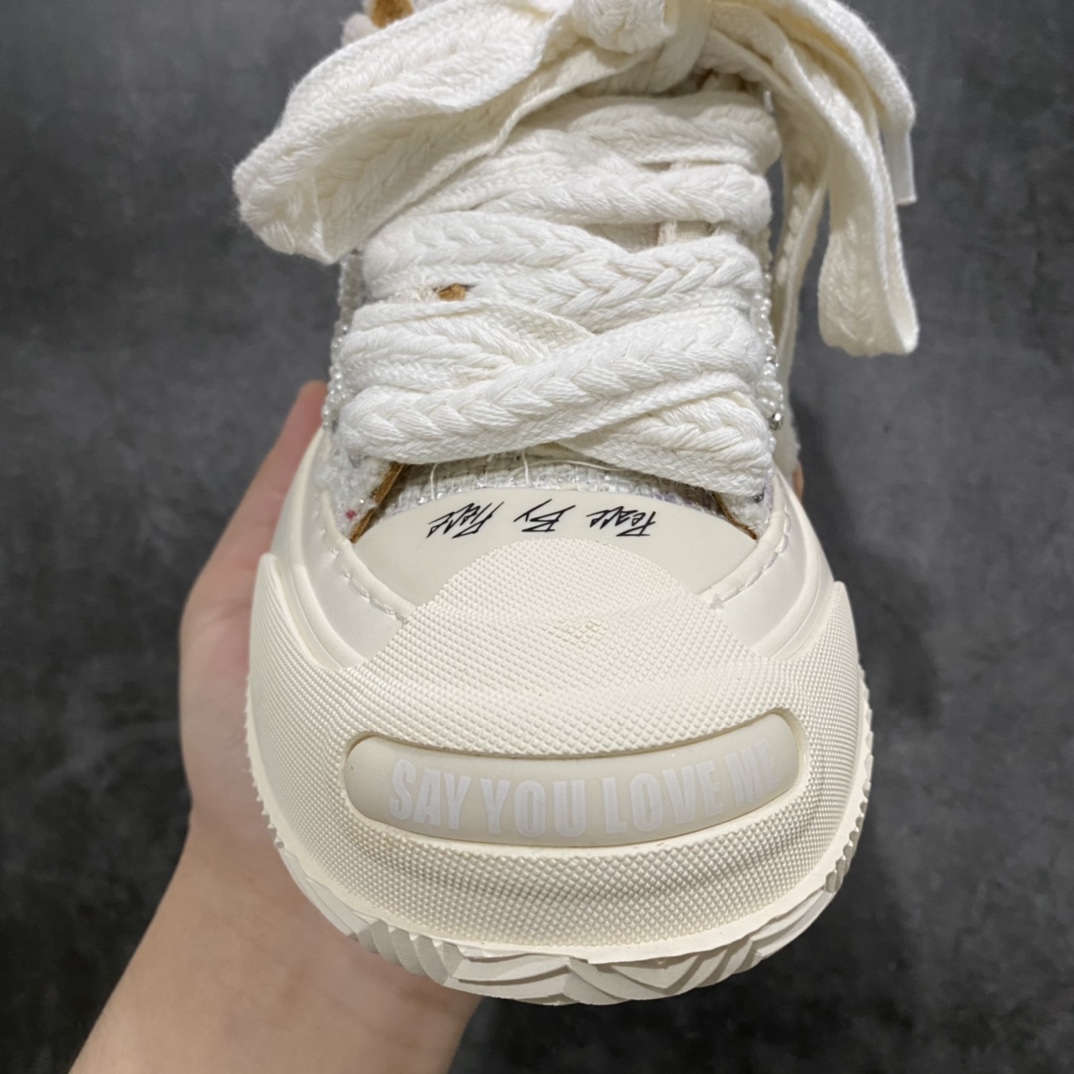 图片[7]-吴建豪个人主理潮流品牌 xVESSEL G.O.P. 2.0 MARSHMALLOW Lows 2.0 棉花糖开口笑系列解构重叠厚底软木低帮百搭增高帆布硫化板鞋“小香风白色” 原装硫化版出货 男女鞋真标硫化处理工艺 升级原楦原纸版数据开发版型 官方全套配件及包装物(附送6副腰果花鞋带/超大防尘购物袋/图腾卡/蒙娜丽莎美元/变色DIY笔/收藏级鞋盒套装!!) 纯手工贴合多重围条硫化工艺 采用12蛊司厚实舒适帆布面料 流苏做旧复古效果 鞋头开口笑处加入紫外线热感应效果（在紫外光线下发生色变!）❗️ 明星都穿它 \”SMILENCE\”隐藏款!! 尺码：35 36 37 38 39 40 各位如有紧贴资讯的，都会在网络留意到这双鞋款，它是来自于 xVESSEL，是吴建豪个人主理的时尚品牌，上年于上海的大型潮流活动上率先亮相。这双鞋名为 Peace by Piece，是以帆布鞋作为基底，并以解构手法，将鞋上不同细节堆叠营造错位，鞋面的帆布再经过打磨制造流须效果，整双鞋更是手工制作，因此显现出其细致的工序。-选品中心