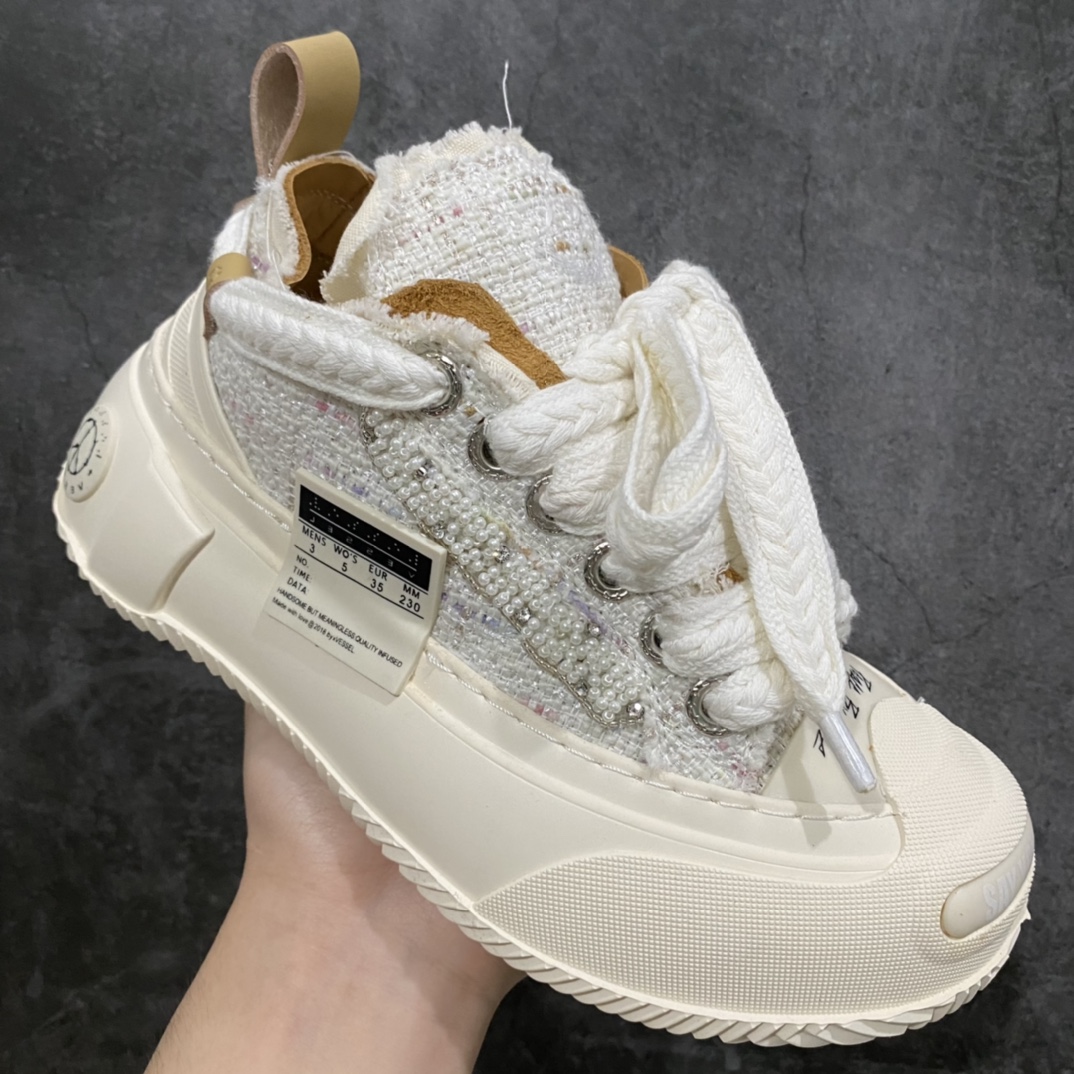 图片[3]-吴建豪个人主理潮流品牌 xVESSEL G.O.P. 2.0 MARSHMALLOW Lows 2.0 棉花糖开口笑系列解构重叠厚底软木低帮百搭增高帆布硫化板鞋“小香风白色” 原装硫化版出货 男女鞋真标硫化处理工艺 升级原楦原纸版数据开发版型 官方全套配件及包装物(附送6副腰果花鞋带/超大防尘购物袋/图腾卡/蒙娜丽莎美元/变色DIY笔/收藏级鞋盒套装!!) 纯手工贴合多重围条硫化工艺 采用12蛊司厚实舒适帆布面料 流苏做旧复古效果 鞋头开口笑处加入紫外线热感应效果（在紫外光线下发生色变!）❗️ 明星都穿它 \”SMILENCE\”隐藏款!! 尺码：35 36 37 38 39 40 各位如有紧贴资讯的，都会在网络留意到这双鞋款，它是来自于 xVESSEL，是吴建豪个人主理的时尚品牌，上年于上海的大型潮流活动上率先亮相。这双鞋名为 Peace by Piece，是以帆布鞋作为基底，并以解构手法，将鞋上不同细节堆叠营造错位，鞋面的帆布再经过打磨制造流须效果，整双鞋更是手工制作，因此显现出其细致的工序。-选品中心