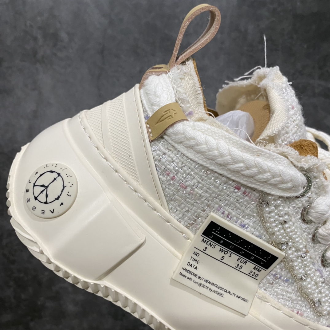 图片[9]-吴建豪个人主理潮流品牌 xVESSEL G.O.P. 2.0 MARSHMALLOW Lows 2.0 棉花糖开口笑系列解构重叠厚底软木低帮百搭增高帆布硫化板鞋“小香风白色” 原装硫化版出货 男女鞋真标硫化处理工艺 升级原楦原纸版数据开发版型 官方全套配件及包装物(附送6副腰果花鞋带/超大防尘购物袋/图腾卡/蒙娜丽莎美元/变色DIY笔/收藏级鞋盒套装!!) 纯手工贴合多重围条硫化工艺 采用12蛊司厚实舒适帆布面料 流苏做旧复古效果 鞋头开口笑处加入紫外线热感应效果（在紫外光线下发生色变!）❗️ 明星都穿它 \”SMILENCE\”隐藏款!! 尺码：35 36 37 38 39 40 各位如有紧贴资讯的，都会在网络留意到这双鞋款，它是来自于 xVESSEL，是吴建豪个人主理的时尚品牌，上年于上海的大型潮流活动上率先亮相。这双鞋名为 Peace by Piece，是以帆布鞋作为基底，并以解构手法，将鞋上不同细节堆叠营造错位，鞋面的帆布再经过打磨制造流须效果，整双鞋更是手工制作，因此显现出其细致的工序。-选品中心