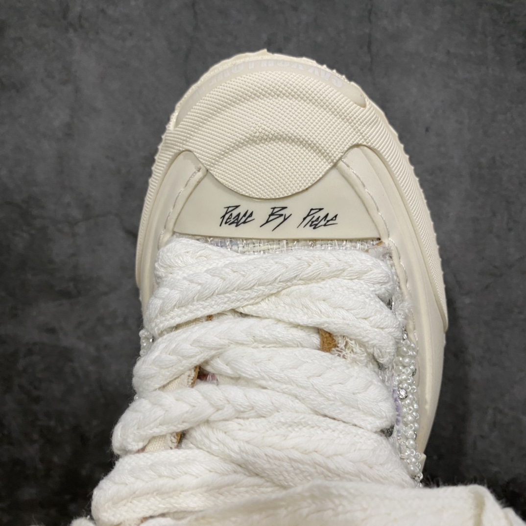 图片[5]-吴建豪个人主理潮流品牌 xVESSEL G.O.P. 2.0 MARSHMALLOW Lows 2.0 棉花糖开口笑系列解构重叠厚底软木低帮百搭增高帆布硫化板鞋“小香风白色” 原装硫化版出货 男女鞋真标硫化处理工艺 升级原楦原纸版数据开发版型 官方全套配件及包装物(附送6副腰果花鞋带/超大防尘购物袋/图腾卡/蒙娜丽莎美元/变色DIY笔/收藏级鞋盒套装!!) 纯手工贴合多重围条硫化工艺 采用12蛊司厚实舒适帆布面料 流苏做旧复古效果 鞋头开口笑处加入紫外线热感应效果（在紫外光线下发生色变!）❗️ 明星都穿它 \”SMILENCE\”隐藏款!! 尺码：35 36 37 38 39 40 各位如有紧贴资讯的，都会在网络留意到这双鞋款，它是来自于 xVESSEL，是吴建豪个人主理的时尚品牌，上年于上海的大型潮流活动上率先亮相。这双鞋名为 Peace by Piece，是以帆布鞋作为基底，并以解构手法，将鞋上不同细节堆叠营造错位，鞋面的帆布再经过打磨制造流须效果，整双鞋更是手工制作，因此显现出其细致的工序。-选品中心