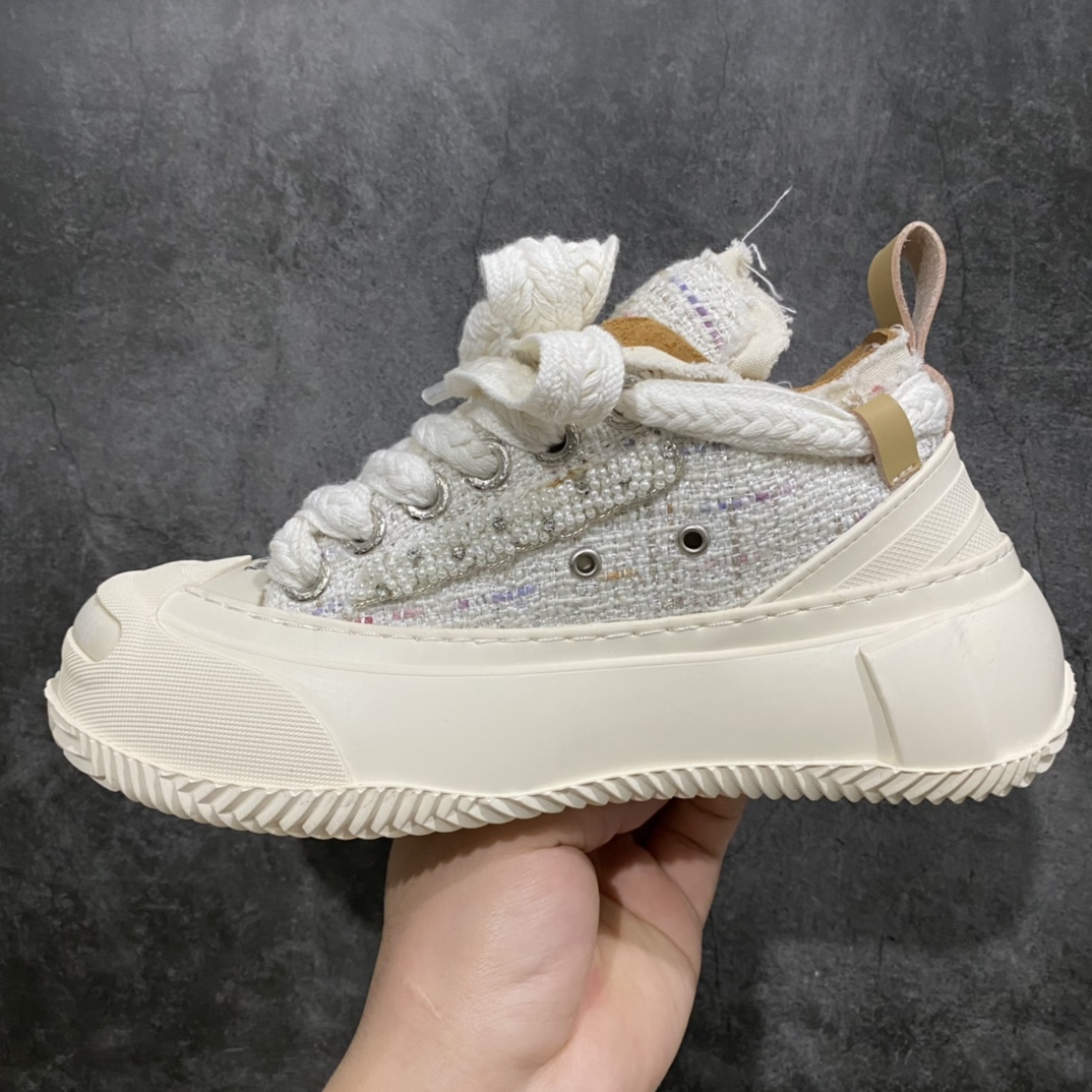 图片[2]-吴建豪个人主理潮流品牌 xVESSEL G.O.P. 2.0 MARSHMALLOW Lows 2.0 棉花糖开口笑系列解构重叠厚底软木低帮百搭增高帆布硫化板鞋“小香风白色” 原装硫化版出货 男女鞋真标硫化处理工艺 升级原楦原纸版数据开发版型 官方全套配件及包装物(附送6副腰果花鞋带/超大防尘购物袋/图腾卡/蒙娜丽莎美元/变色DIY笔/收藏级鞋盒套装!!) 纯手工贴合多重围条硫化工艺 采用12蛊司厚实舒适帆布面料 流苏做旧复古效果 鞋头开口笑处加入紫外线热感应效果（在紫外光线下发生色变!）❗️ 明星都穿它 \”SMILENCE\”隐藏款!! 尺码：35 36 37 38 39 40 各位如有紧贴资讯的，都会在网络留意到这双鞋款，它是来自于 xVESSEL，是吴建豪个人主理的时尚品牌，上年于上海的大型潮流活动上率先亮相。这双鞋名为 Peace by Piece，是以帆布鞋作为基底，并以解构手法，将鞋上不同细节堆叠营造错位，鞋面的帆布再经过打磨制造流须效果，整双鞋更是手工制作，因此显现出其细致的工序。-选品中心