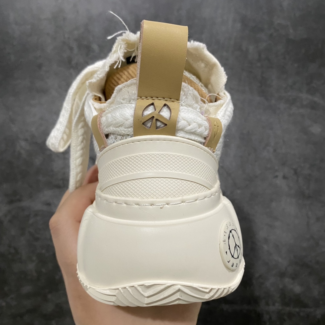 图片[4]-吴建豪个人主理潮流品牌 xVESSEL G.O.P. 2.0 MARSHMALLOW Lows 2.0 棉花糖开口笑系列解构重叠厚底软木低帮百搭增高帆布硫化板鞋“小香风白色” 原装硫化版出货 男女鞋真标硫化处理工艺 升级原楦原纸版数据开发版型 官方全套配件及包装物(附送6副腰果花鞋带/超大防尘购物袋/图腾卡/蒙娜丽莎美元/变色DIY笔/收藏级鞋盒套装!!) 纯手工贴合多重围条硫化工艺 采用12蛊司厚实舒适帆布面料 流苏做旧复古效果 鞋头开口笑处加入紫外线热感应效果（在紫外光线下发生色变!）❗️ 明星都穿它 \”SMILENCE\”隐藏款!! 尺码：35 36 37 38 39 40 各位如有紧贴资讯的，都会在网络留意到这双鞋款，它是来自于 xVESSEL，是吴建豪个人主理的时尚品牌，上年于上海的大型潮流活动上率先亮相。这双鞋名为 Peace by Piece，是以帆布鞋作为基底，并以解构手法，将鞋上不同细节堆叠营造错位，鞋面的帆布再经过打磨制造流须效果，整双鞋更是手工制作，因此显现出其细致的工序。-选品中心