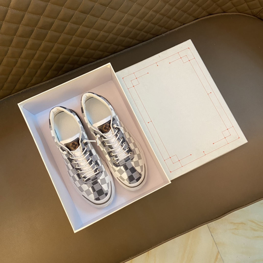 I0 高品质欧美大师设计简洁高档大气，专柜品质值得信赖，面料进口顶级牛皮 。 羊皮内里 做工精细，专柜原版大底，上脚舒适百搭，潮男乐福专属定制，小Alexander Mcqueen 麦昆  适合司机户外行车 休闲鞋系列之首 男鞋