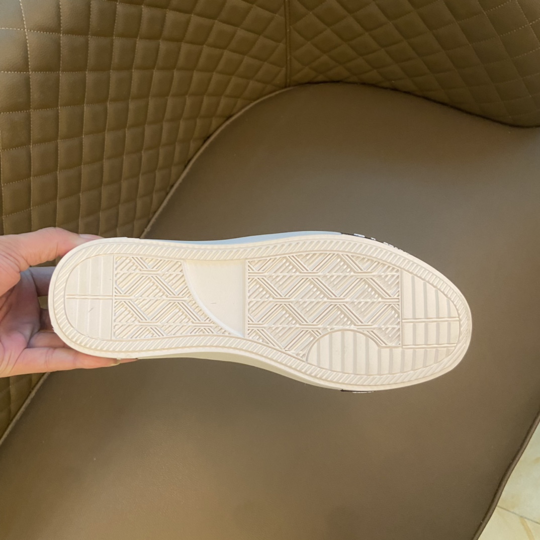 I0 高品质欧美大师设计简洁高档大气，专柜品质值得信赖，面料进口顶级牛皮 。 羊皮内里 做工精细，专柜原版大底，上脚舒适百搭，潮男乐福专属定制，小Alexander Mcqueen 麦昆  适合司机户外行车 休闲鞋系列之首 男鞋