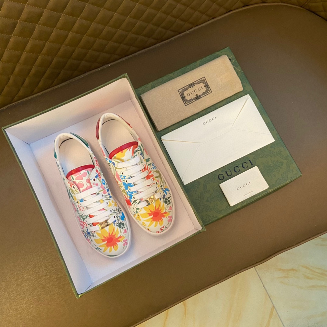 I0 高品质欧美大师设计简洁高档大气，专柜品质值得信赖，面料进口顶级牛皮 。 羊皮内里 做工精细，专柜原版大底，上脚舒适百搭，潮男乐福专属定制，小Alexander Mcqueen 麦昆  适合司机户外行车 休闲鞋系列之首 男鞋