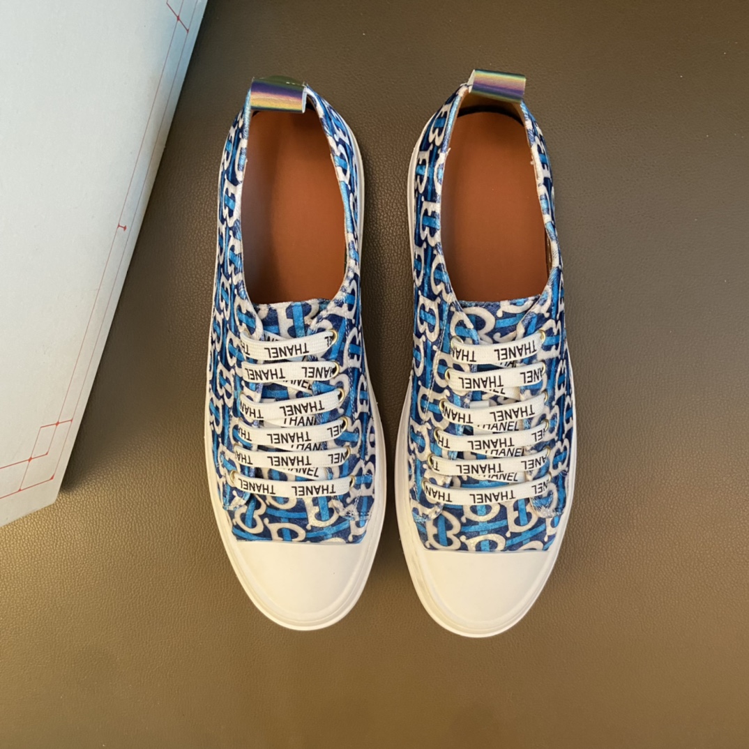 I0 高品质欧美大师设计简洁高档大气，专柜品质值得信赖，面料进口顶级牛皮 。 羊皮内里 做工精细，专柜原版大底，上脚舒适百搭，潮男乐福专属定制，小Alexander Mcqueen 麦昆  适合司机户外行车 休闲鞋系列之首 男鞋