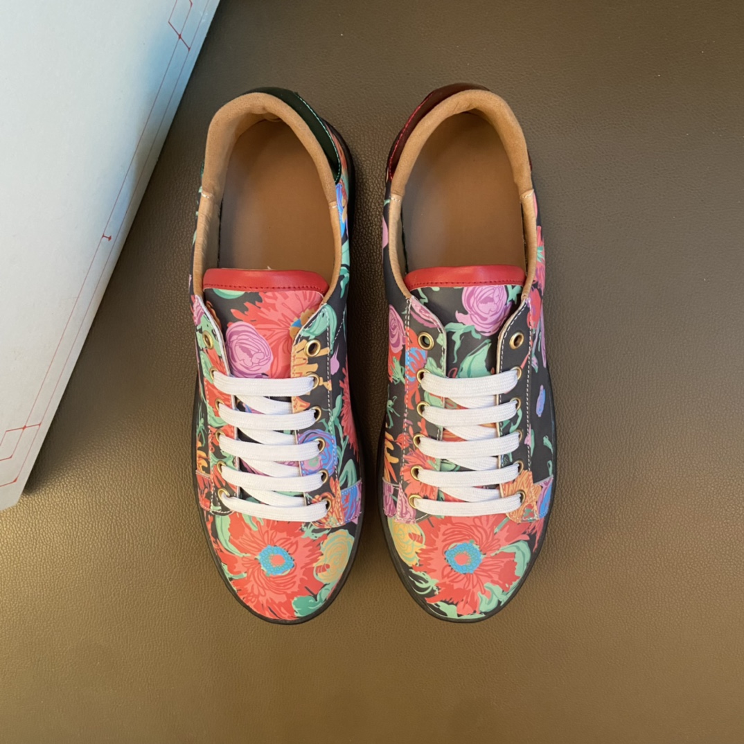 I0 高品质欧美大师设计简洁高档大气，专柜品质值得信赖，面料进口顶级牛皮 。 羊皮内里 做工精细，专柜原版大底，上脚舒适百搭，潮男乐福专属定制，小Alexander Mcqueen 麦昆  适合司机户外行车 休闲鞋系列之首 男鞋