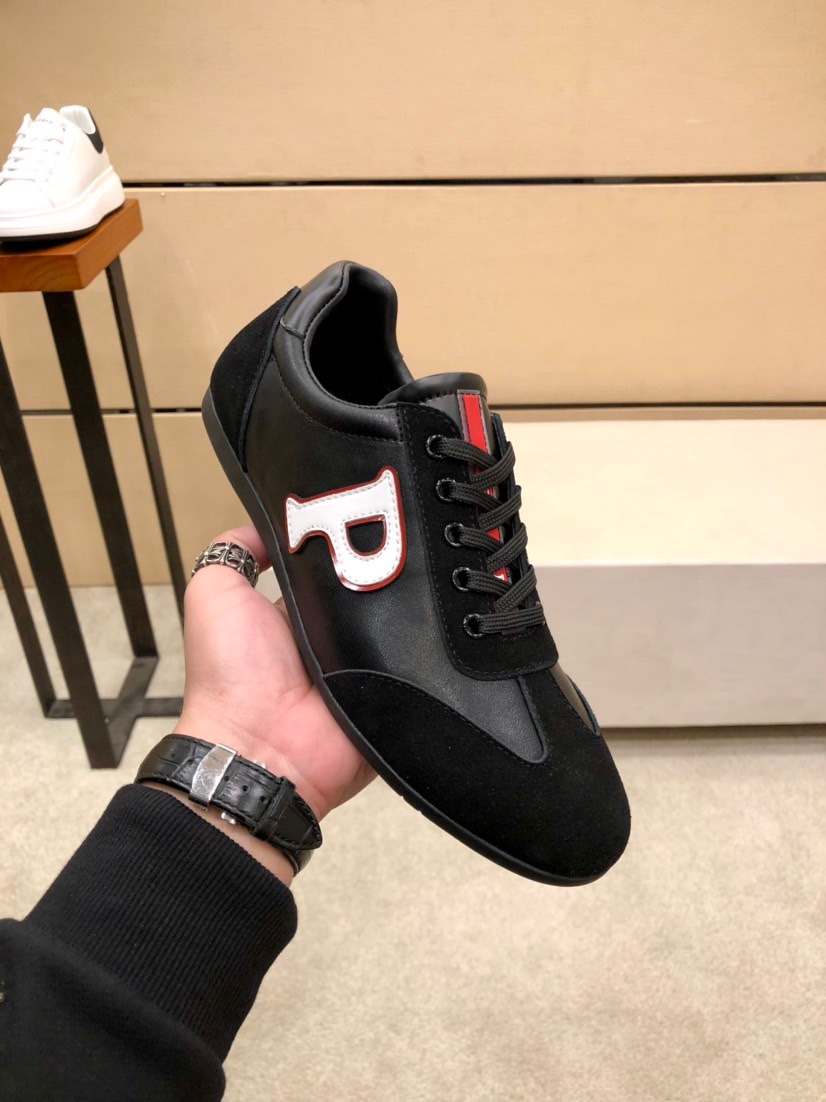 I5 .PRADA普拉达男鞋，休闲鞋，正规鞋厂出品，。它的作品结合了来自意大利的万种风情，非常有活力和创意，总给人强烈的视觉冲击专柜同步，做工可与专柜较量。鞋面牛皮，羊皮里，原厂大底、按原版调制的楦头不管上脚还是摆放都相当有吸引力，绝对百搭自留款〰〰。