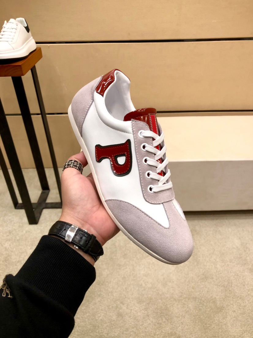 I5 PRADA普拉达男鞋，休闲鞋，正规鞋厂出品，。它的作品结合了来自意大利的万种风情，非常有活力和创意，总给人强烈的视觉冲击专柜同步，做工可与专柜较量。鞋面牛皮，羊皮里，原厂大底、按原版调制的楦头不管上脚还是摆放都相当有吸引力，绝对百搭自留款〰〰。