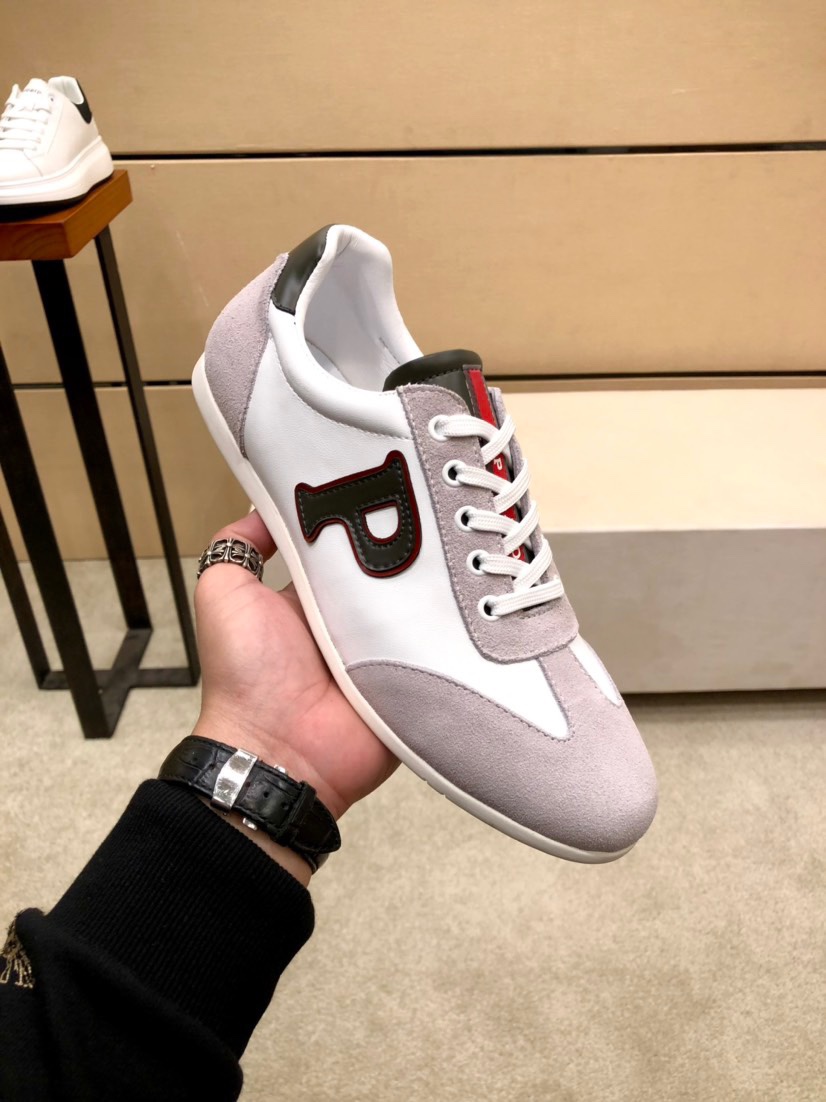 I5 .PRADA普拉达男鞋，休闲鞋，正规鞋厂出品，。它的作品结合了来自意大利的万种风情，非常有活力和创意，总给人强烈的视觉冲击专柜同步，做工可与专柜较量。鞋面牛皮，羊皮里，原厂大底、按原版调制的楦头不管上脚还是摆放都相当有吸引力，绝对百搭自留款〰〰。