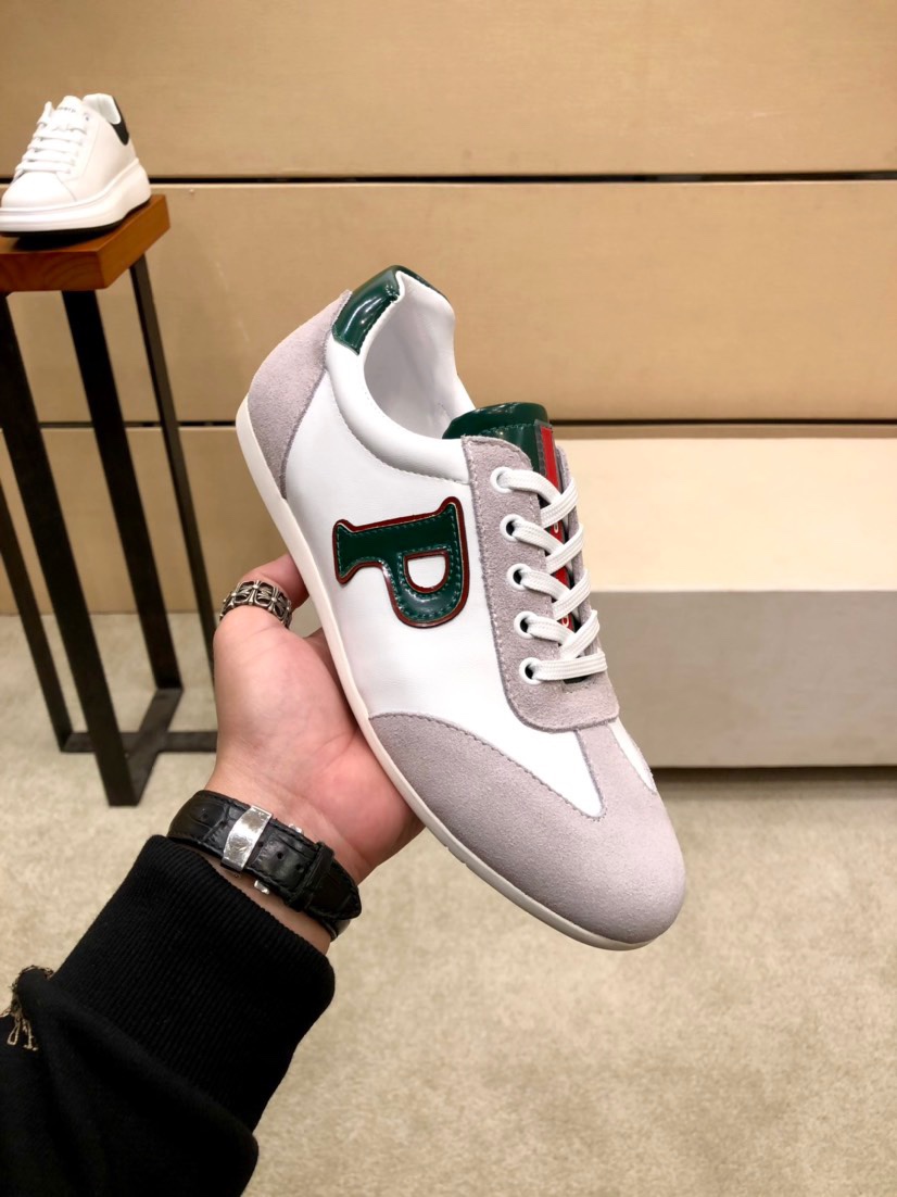 I5 .PRADA普拉达男鞋，休闲鞋，正规鞋厂出品，。它的作品结合了来自意大利的万种风情，非常有活力和创意，总给人强烈的视觉冲击专柜同步，做工可与专柜较量。鞋面牛皮，羊皮里，原厂大底、按原版调制的楦头不管上脚还是摆放都相当有吸引力，绝对百搭自留款〰〰。