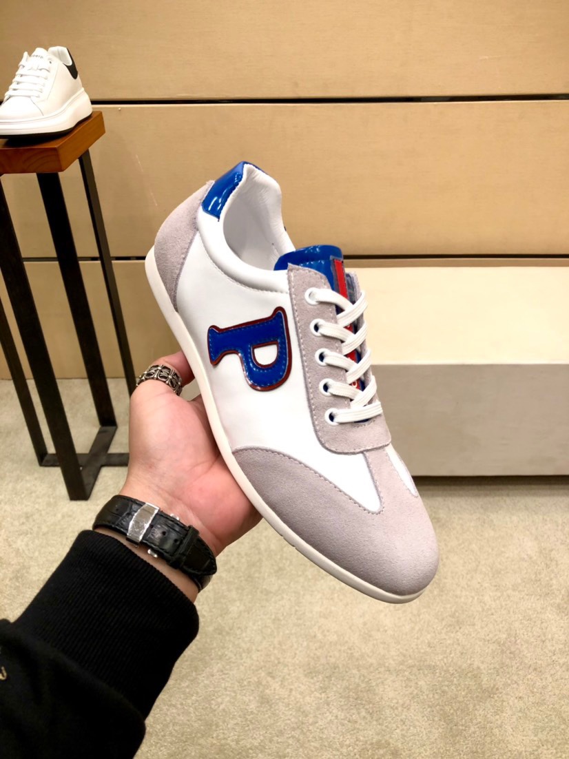 I5 .PRADA普拉达男鞋，休闲鞋，正规鞋厂出品，。它的作品结合了来自意大利的万种风情，非常有活力和创意，总给人强烈的视觉冲击专柜同步，做工可与专柜较量。鞋面牛皮，羊皮里，原厂大底、按原版调制的楦头不管上脚还是摆放都相当有吸引力，绝对百搭自留款〰〰。