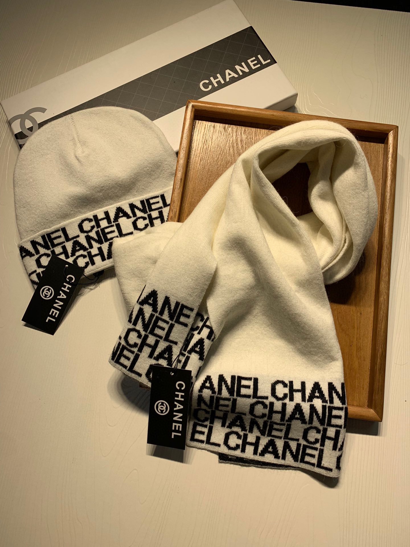 🌹。C家。【羊毛套装帽子-帽子➕围巾】经典套装帽子！成分：70%羊毛➕30%兔毛。暖暖哒超级舒服～冬日小姐姐减龄神器哦～