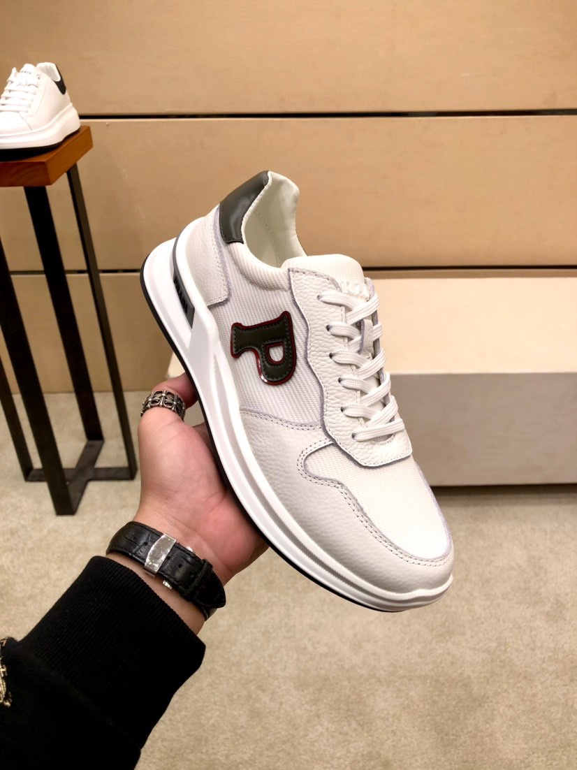 K0 .牛里普拉达男士最休闲鞋官网同步上市全进口头层小牛皮制面，内里采用头层牛皮，绝对的奢华打造，活动成型大底，舒适感爆棚。独特的设计理念，引领时尚新概念。配码：38-44