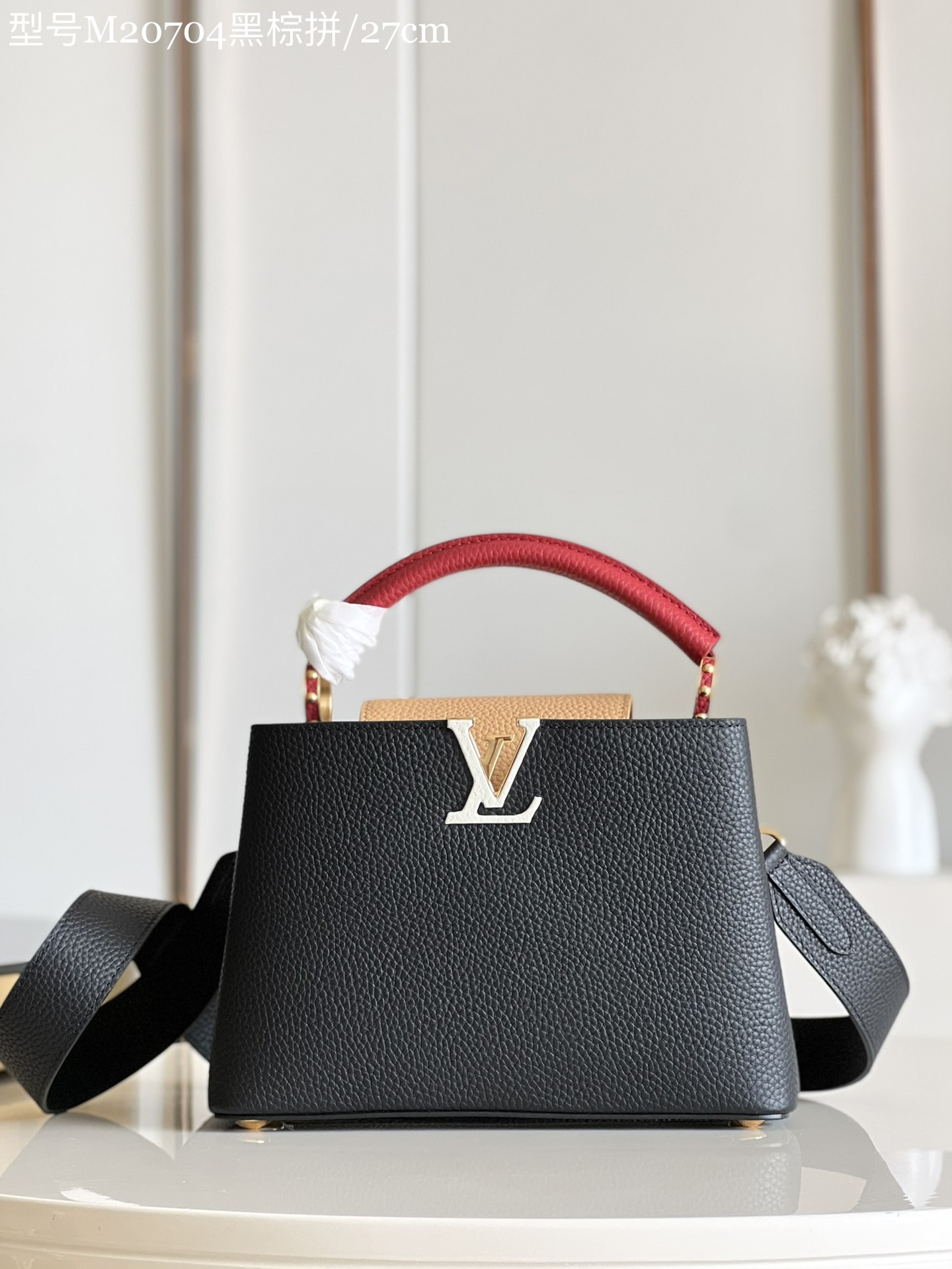 NO:399185,[Exclusive real photo Model M20704 black and brown trumpet] Capucines BB handbag imported from France, shiny metal trim, unique Capucines cover can be included in the bag to display letter logos, and can be turned outward. It presents Monogram Flower pattern size: 27 x 18 x 9cm J.1200, LV [original leather], louis vuitton, cowhide19860909【独家实拍 型号M20704黑棕拼 小号】 Capucines BB手袋 法国进口小牛皮,闪亮的金属饰件,特有的Capucines搭盖既可收入包内展示字母标识,又可外翻 呈现Monogram Flower图案 size:27 x 18 x 9cm J.1200,LV【原厂皮】,louis vuitton,cowhide,Bag