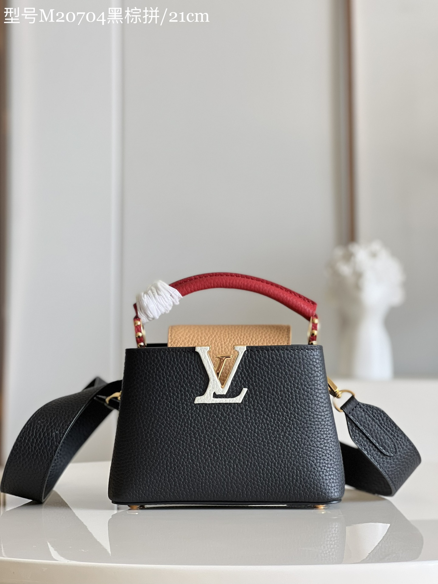 NO:399188,【Exclusive real photo Model M20704 black and brown splicing mini】Capucines mini handbag imported from France, shiny metal trim, unique Capucines cover can be included in the bag to display letter logos, and can be turned outwards. It presents Monogram Flower pattern size: 21x14x8 cm J.1100,LV【original leather】,louis vuitton,cowhide19860909【独家实拍 型号M20704黑棕拼 迷你】Capucines 迷你手袋 法国进口小牛皮,闪亮的金属饰件,特有的Capucines搭盖既可收入包内展示字母标识,又可外翻 呈现Monogram Flower图案 size:21x14x8 cm J.1100,LV【原厂皮】,louis vuitton,cowhide,Bag