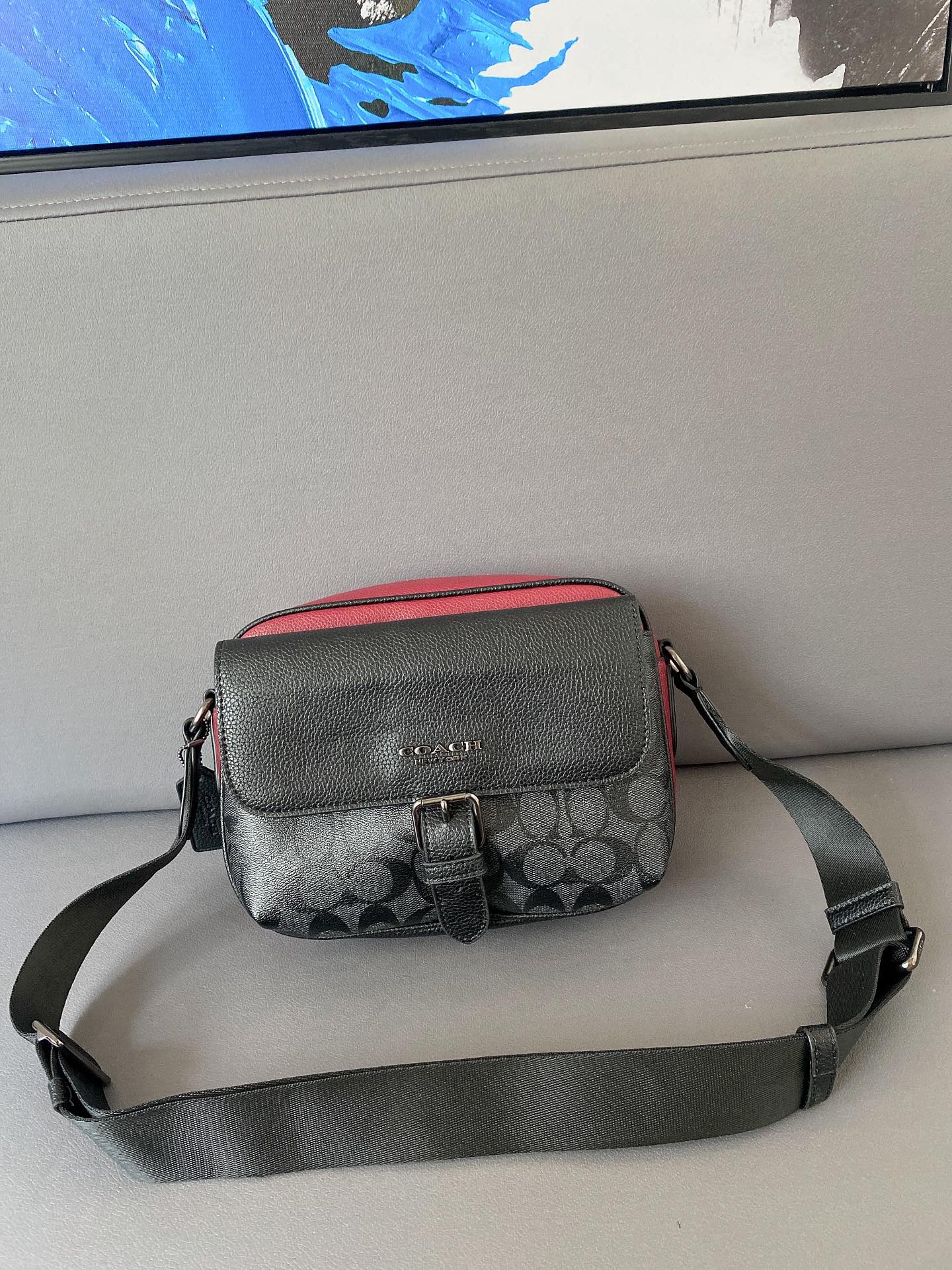 K5  Coach 蔻驰   HUDSON23 印花标志相机包 男女通用斜挎包 单肩包 经典Logo搭配原厂工艺材质 休闲百搭 采用精湛镶嵌细工，实物拍摄 原厂原版面料 配送小票 礼盒防尘袋 17 x 22 cm。