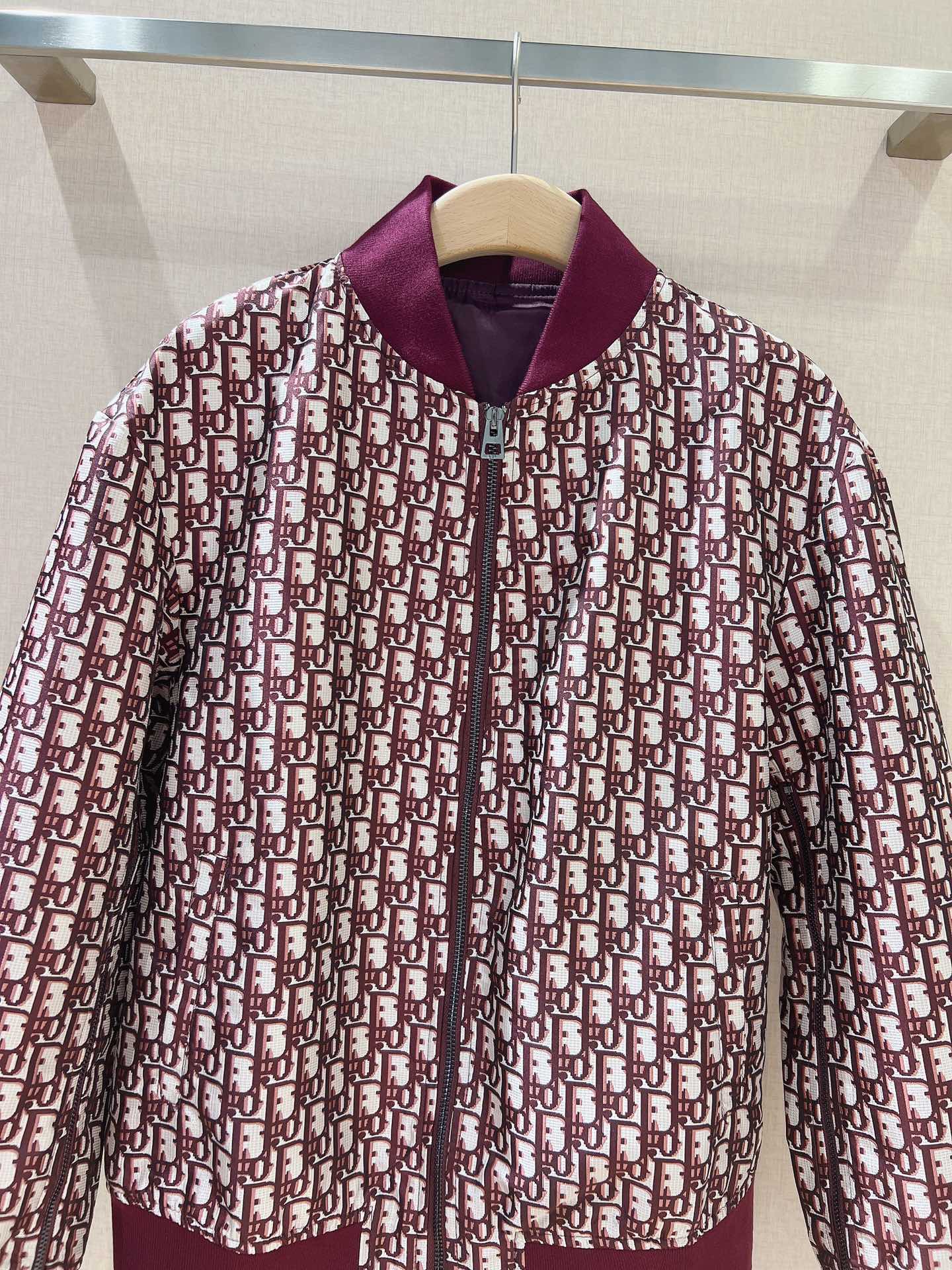 🌟Dio*r秋冬新品老花夹克棒球服💗时尚经典老花系列、罗纹小立领➕罗纹袖口、时尚大气、金属拉链开合、袖子