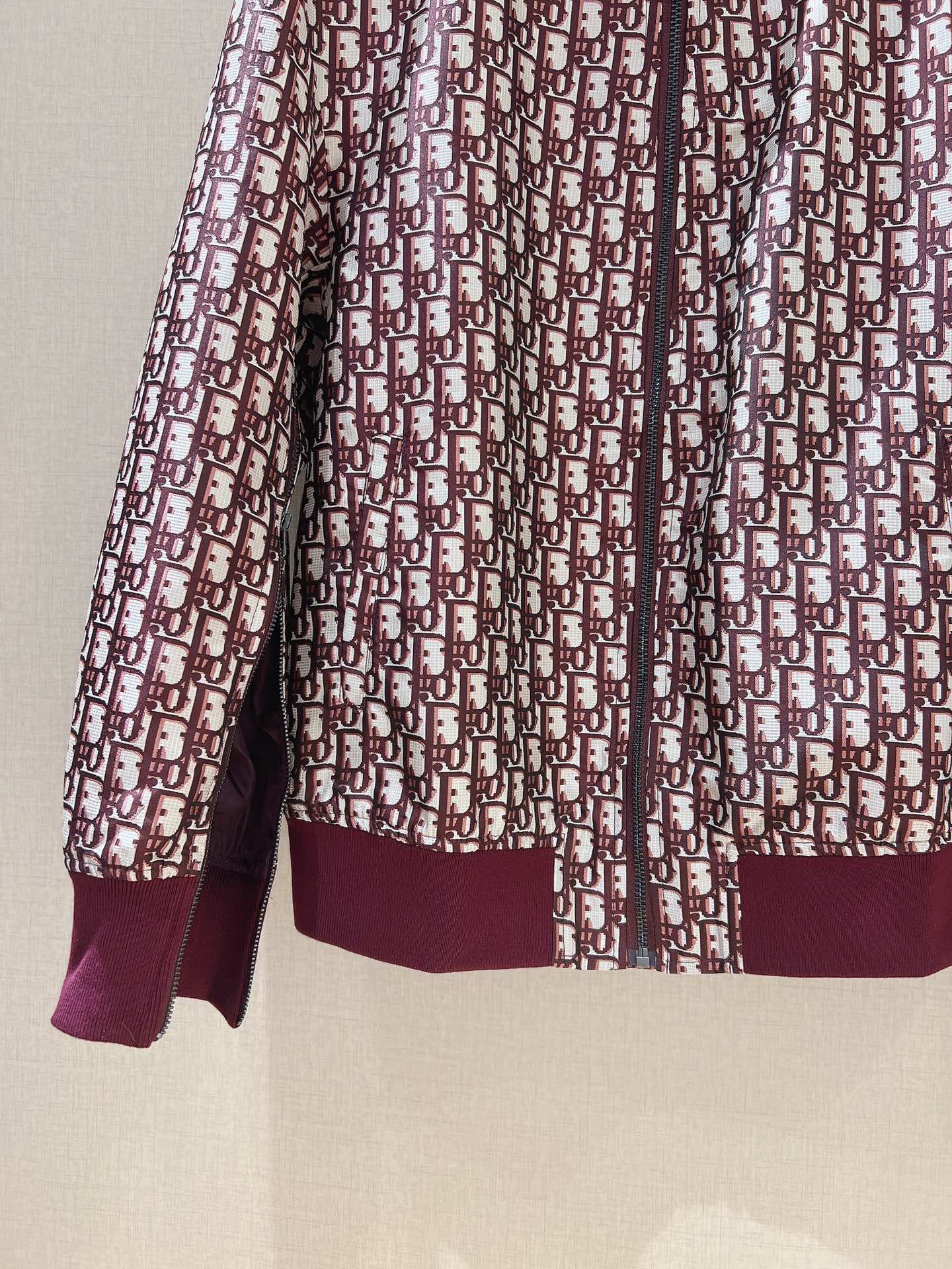 🌟Dio*r秋冬新品老花夹克棒球服💗时尚经典老花系列、罗纹小立领➕罗纹袖口、时尚大气、金属拉链开合、袖子