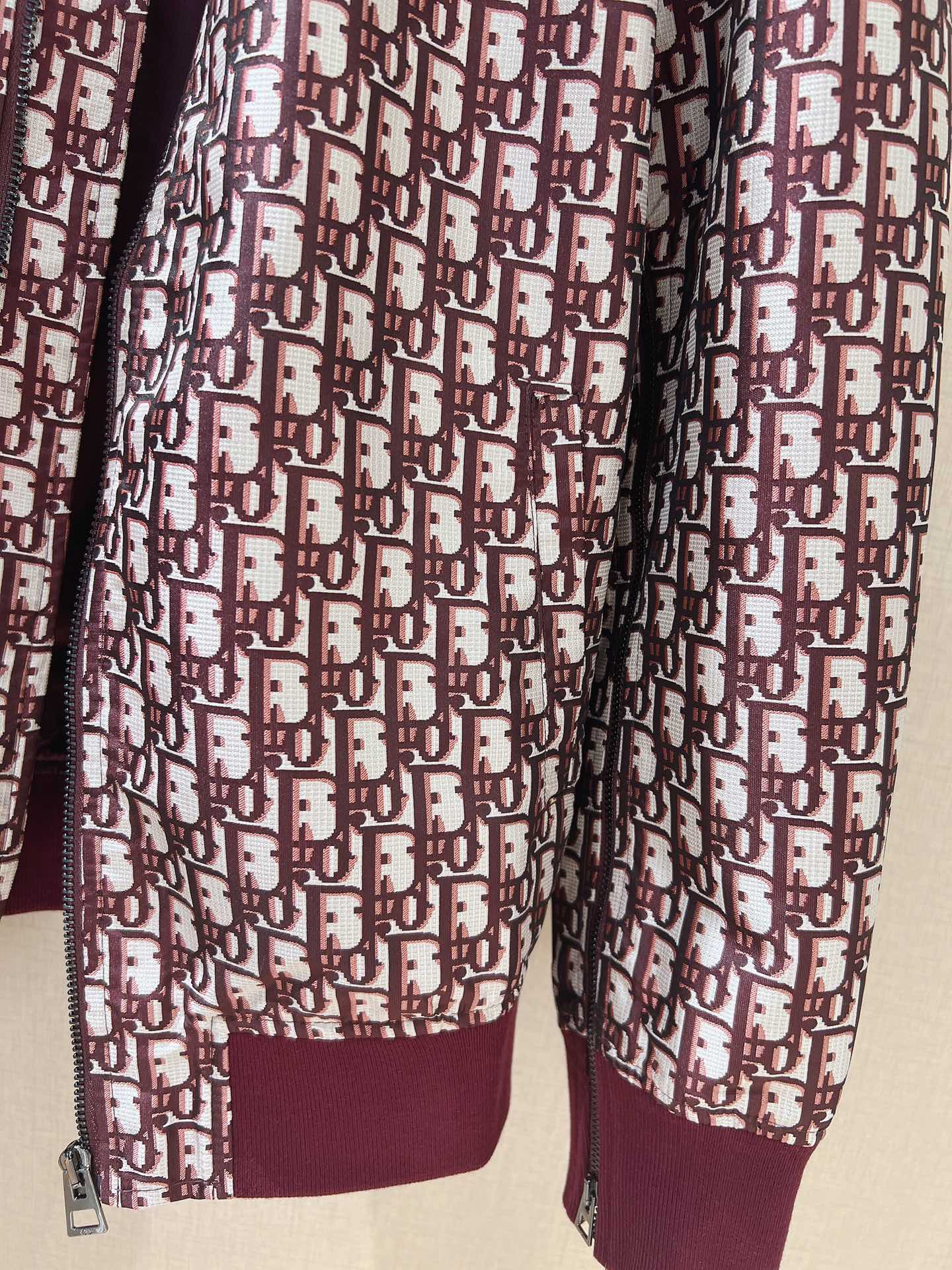 🌟Dio*r秋冬新品老花夹克棒球服💗时尚经典老花系列、罗纹小立领➕罗纹袖口、时尚大气、金属拉链开合、袖子