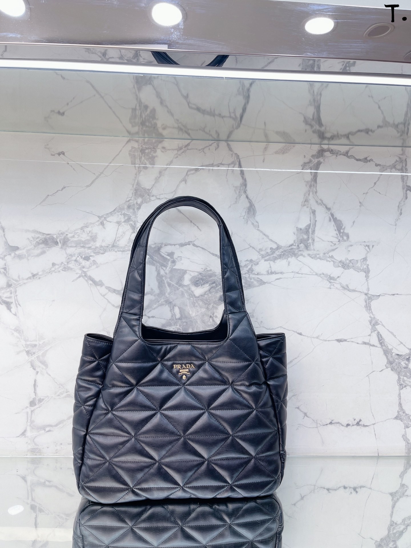 K0 购物袋 这个系列将是手袋的曲线型设计十分醒目，当手包很优雅，时尚百搭也很轻便哦尺寸 41 33cm