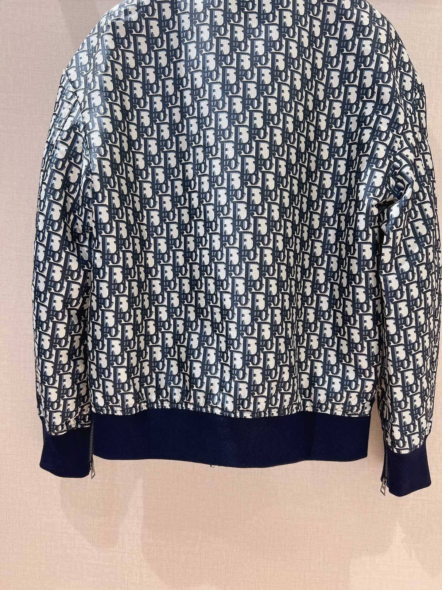 🌟Dio*r秋冬新品老花夹克棒球服💗时尚经典老花系列、罗纹小立领➕罗纹袖口、时尚大气、金属拉链开合、袖子