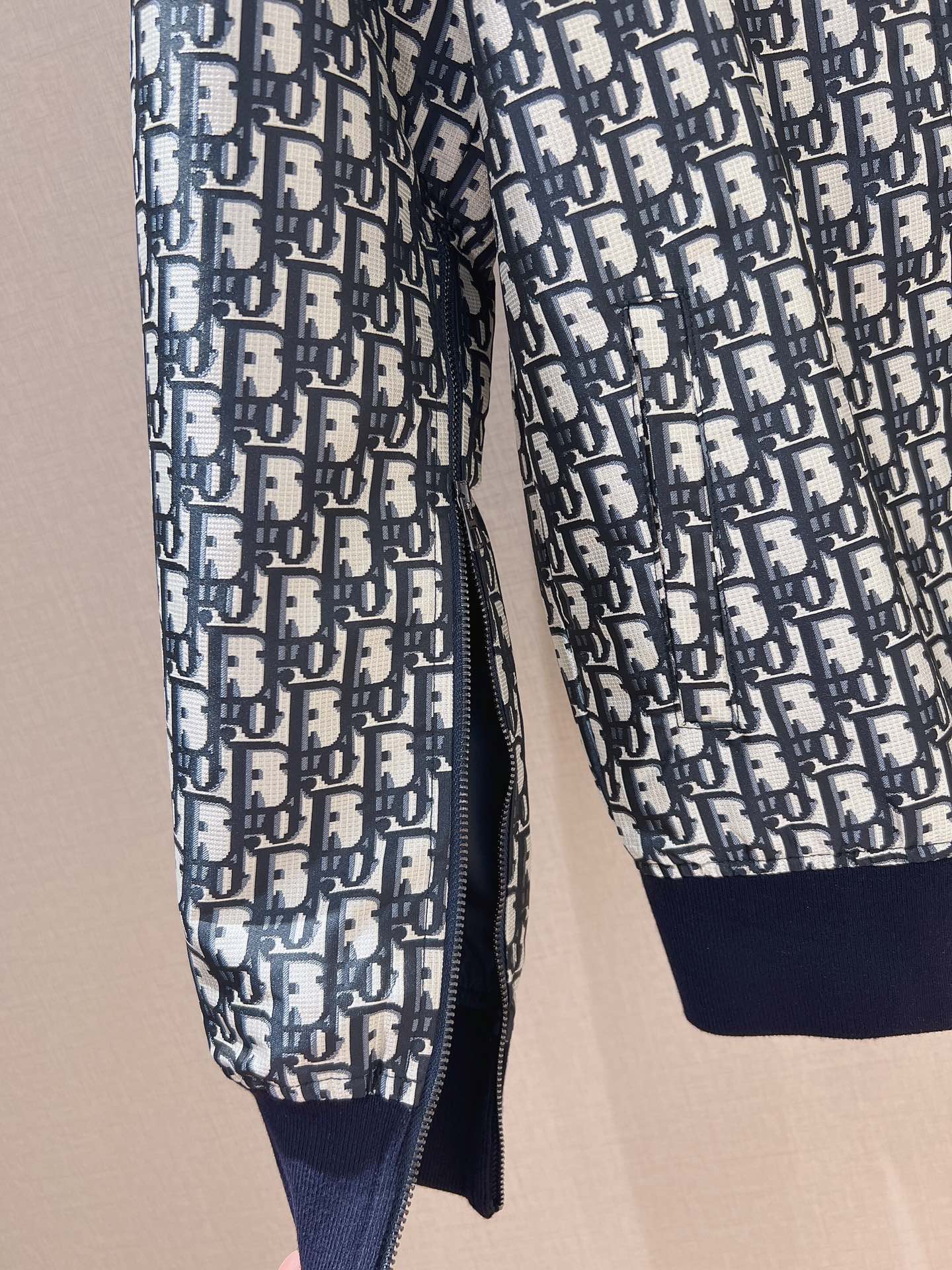 🌟Dio*r秋冬新品老花夹克棒球服💗时尚经典老花系列、罗纹小立领➕罗纹袖口、时尚大气、金属拉链开合、袖子