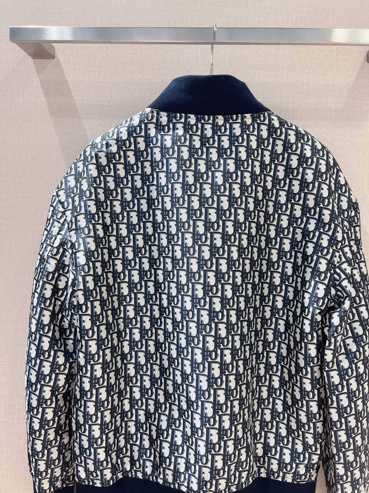 🌟Dio*r秋冬新品老花夹克棒球服💗时尚经典老花系列、罗纹小立领➕罗纹袖口、时尚大气、金属拉链开合、袖子