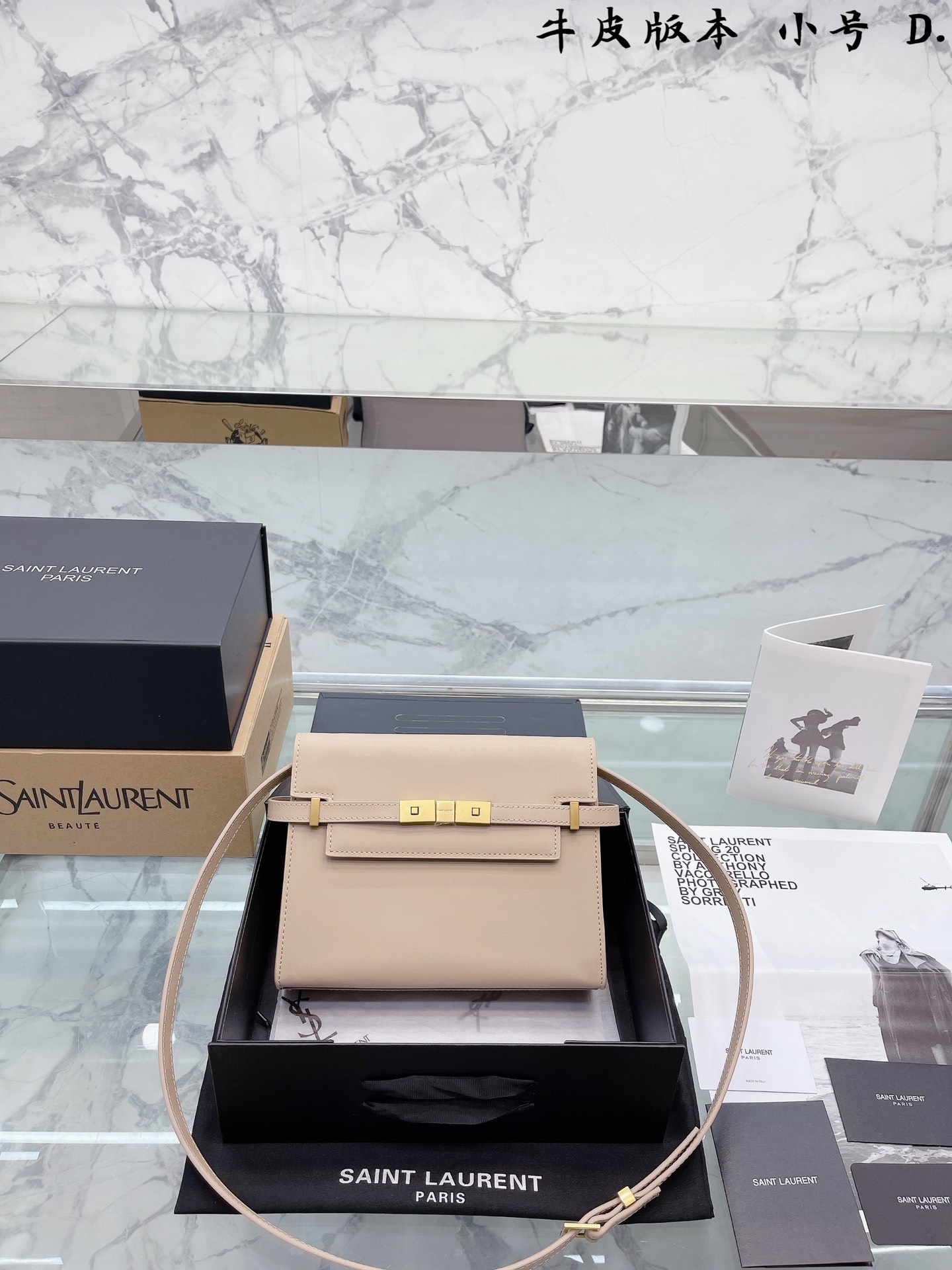 K0 复刻版 原版全牛皮 高版本 火到要配货!圣罗兰曼哈顿包两种皮质 有一只包包越来越火，就是很难不被注意到的Saint Laurent曼哈顿包，本来走吸烟装痞帅风格的圣罗兰又推出 全新包型，我觉得是SAC DE JOUR变形版，去了提手，而皮质部分换成金属扣~我喜欢一切简单帅性的东西，这只包也同样在我的list.上~ Saint Laurent 圣罗兰 YSL  曼哈顿包包 24 20cm”},”title”:”复刻版 原版全牛皮 高版本 火到要配货!圣罗兰曼哈顿包两种皮质 有一只包包越来越火，就是很难不被注意到的Saint Laurent曼哈顿包，本来走吸烟装痞帅风格的圣罗兰又推出 全新包型，我觉得是SAC DE JOUR变形版，去了提手，而皮质部分换成金属扣~我喜欢一切简单帅性的东西，这只包也同样在我的list.上~ Saint Laurent 圣罗兰 YSL  曼哈顿包包 24 20cm