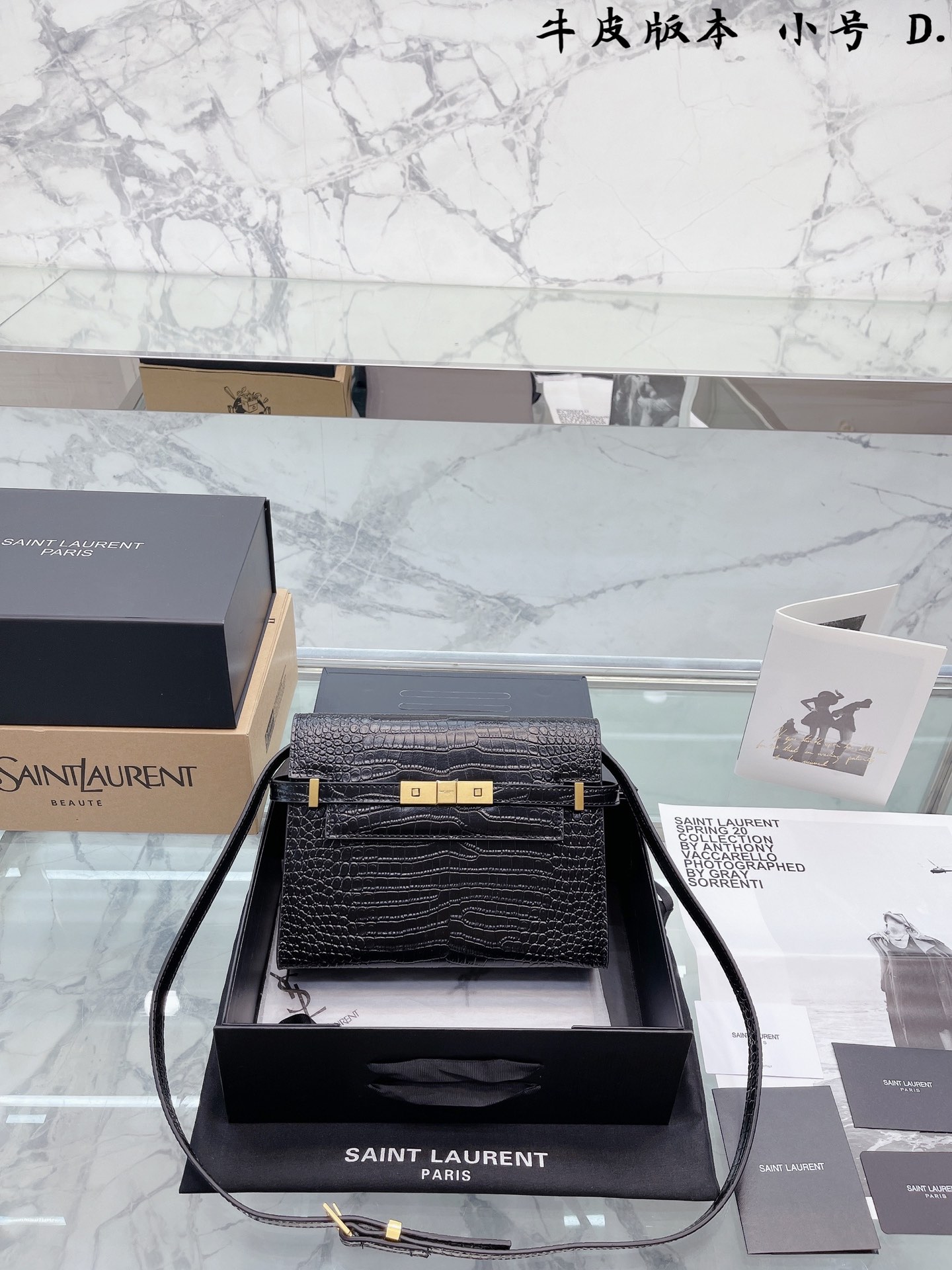 K0 复刻版 原版全牛皮 高版本 火到要配货!圣罗兰曼哈顿包两种皮质 有一只包包越来越火，就是很难不被注意到的Saint Laurent曼哈顿包，本来走吸烟装痞帅风格的圣罗兰又推出 全新包型，我觉得是SAC DE JOUR变形版，去了提手，而皮质部分换成金属扣~我喜欢一切简单帅性的东西，这只包也同样在我的list.上~ Saint Laurent 圣罗兰 YSL  曼哈顿包包 24 20cm