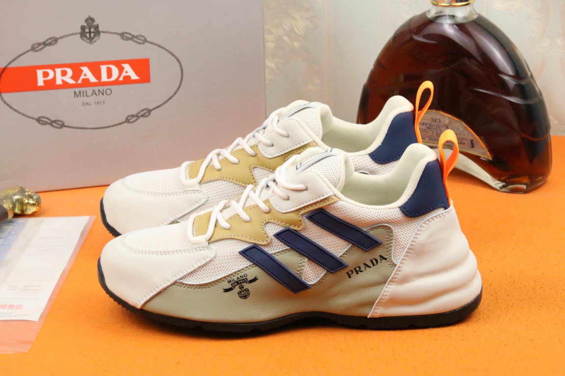 I5 高品质PRADA普拉达上市著名奢侈品牌，专柜同步更新，意大利男鞋时尚杂志季刊封面主推款鞋面采用意大利进口头层牛皮，透气网布内里。原版防滑橡胶大底，上脚舒适有型。 细节无可挑剔。