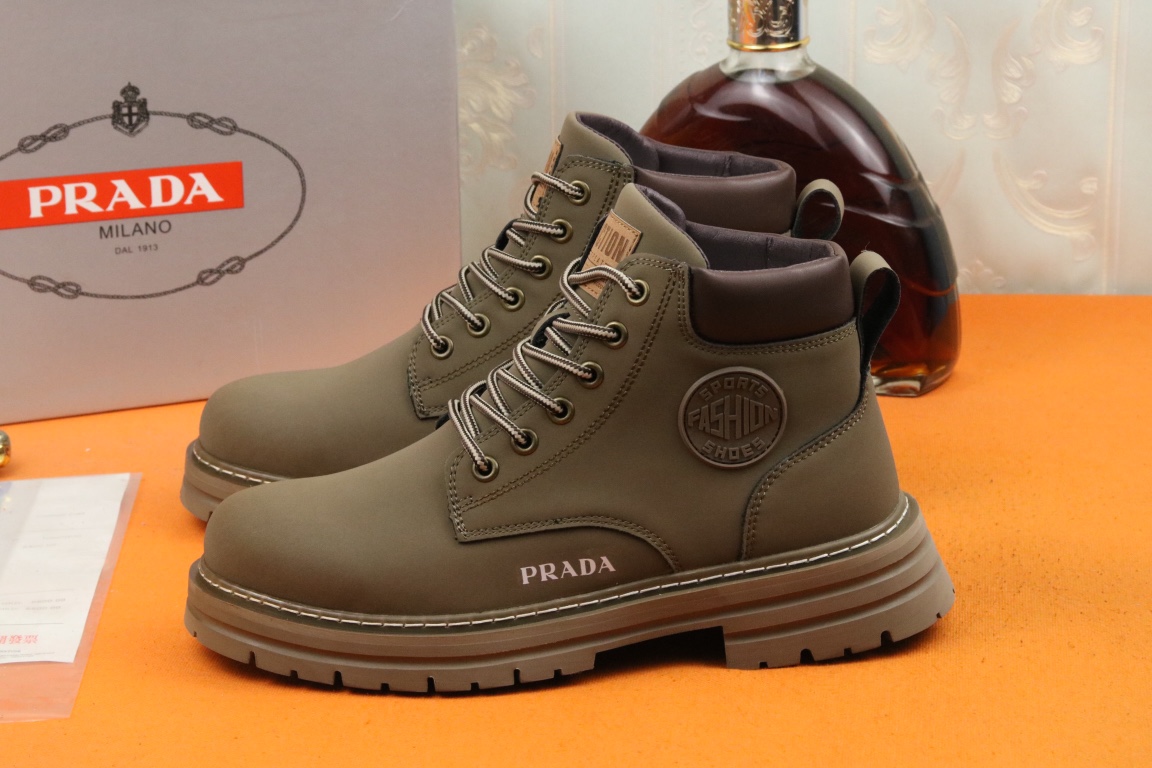 J0 高品质PRADA普拉达上市著名奢侈品牌，专柜同步更新，意大利男鞋时尚杂志季刊封面主推款鞋面采用意大利进口牛皮，羊皮内里。原版防滑橡胶大底，上脚舒适有型。 细节无可挑剔。