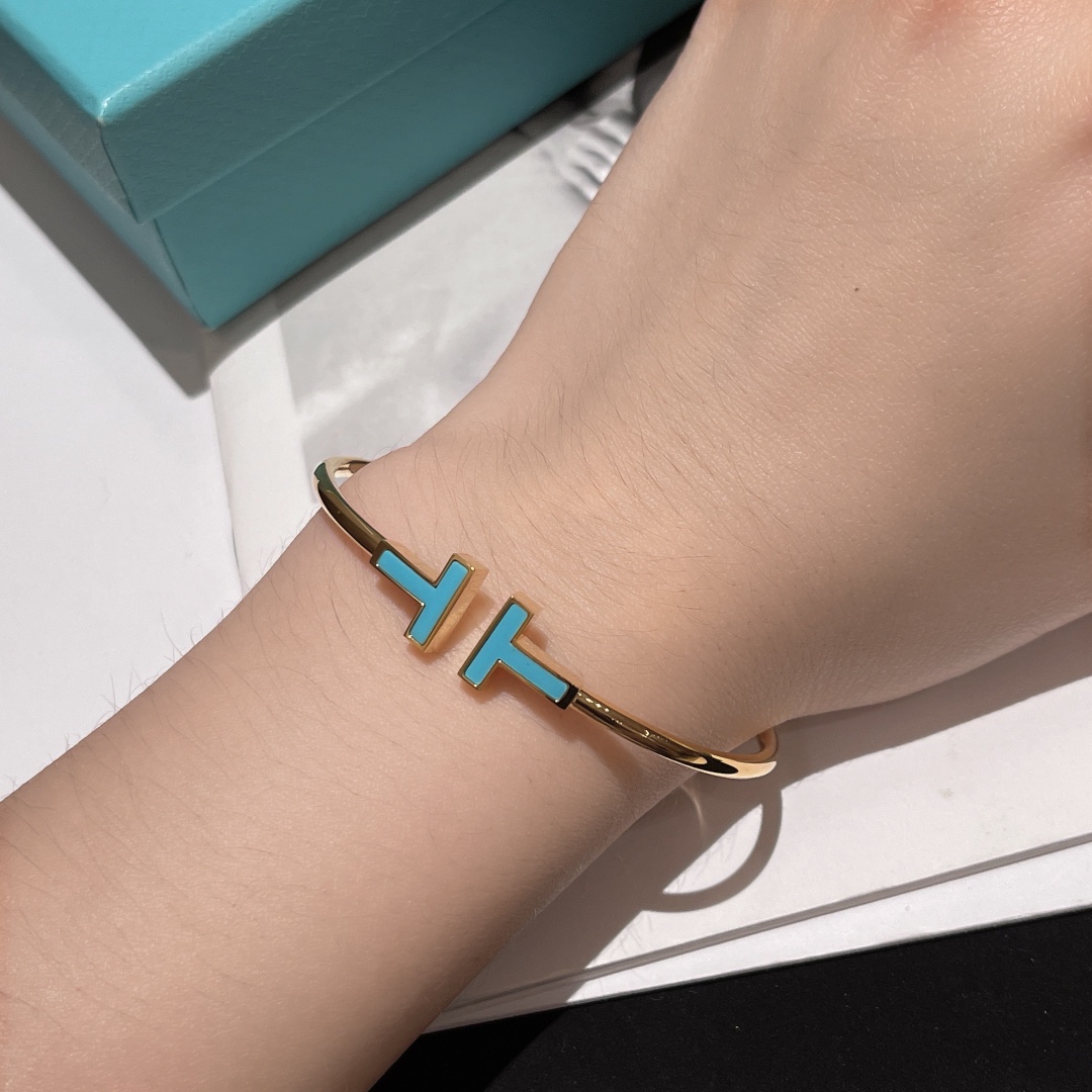 NO:677903,Ladylike T Bracelet Double T Turquoise Bracelet #TH whitening artifact, bracelet, Cartier high-end jewelry19860909淑女气质的T手镯 双T绿松石手镯#TH 显白神器,,bracelet,卡迪亚高端饰品,Jewelry