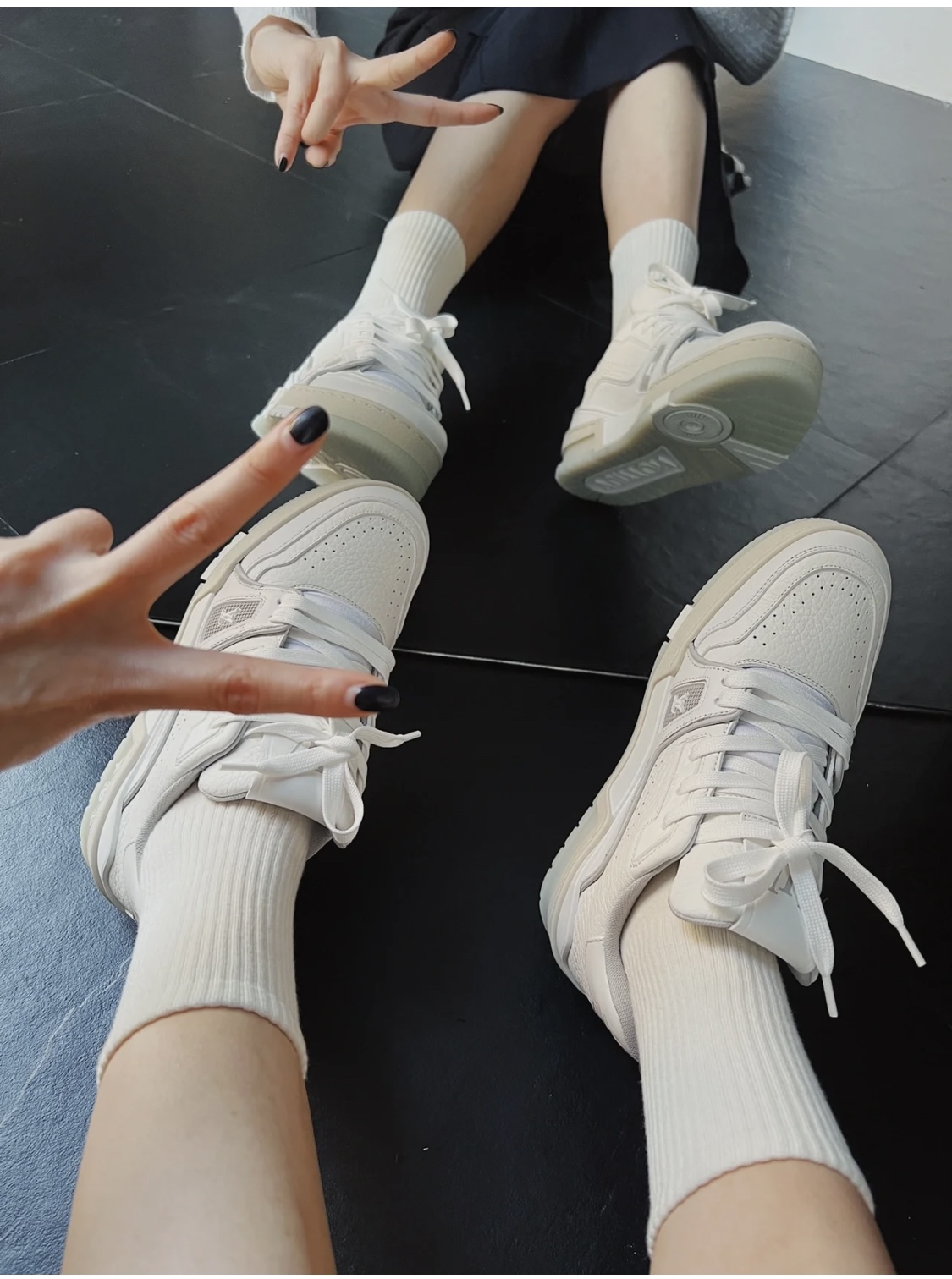Louis Vuitton White Cement Trainer: A Timeless Classic Sneaker 10 i1662462809 1749 1