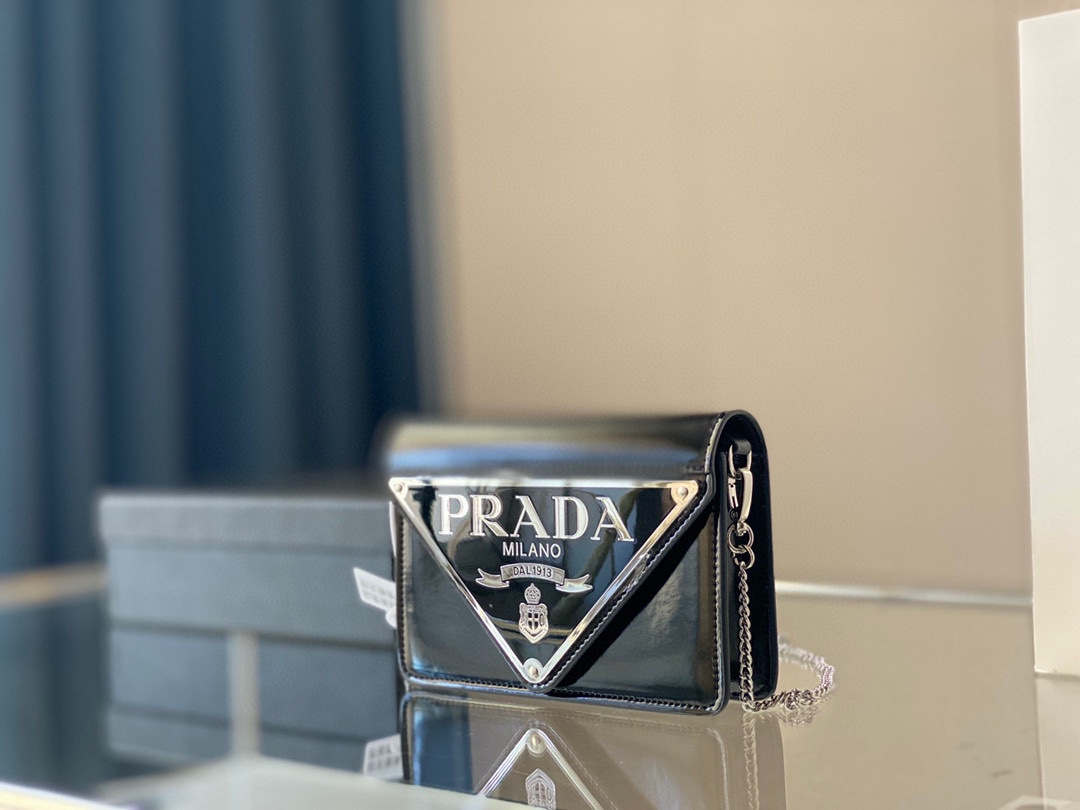 K5 配盒子 高品质 三角形徽标 最初装点于Mario 金属配件 翻盖配涂珐琅金属三角形徽标.翻盖开合，配磁扣 软羊革衬里，配贴布口袋 规格:高9.5cm*长3.5cm*宽17cm