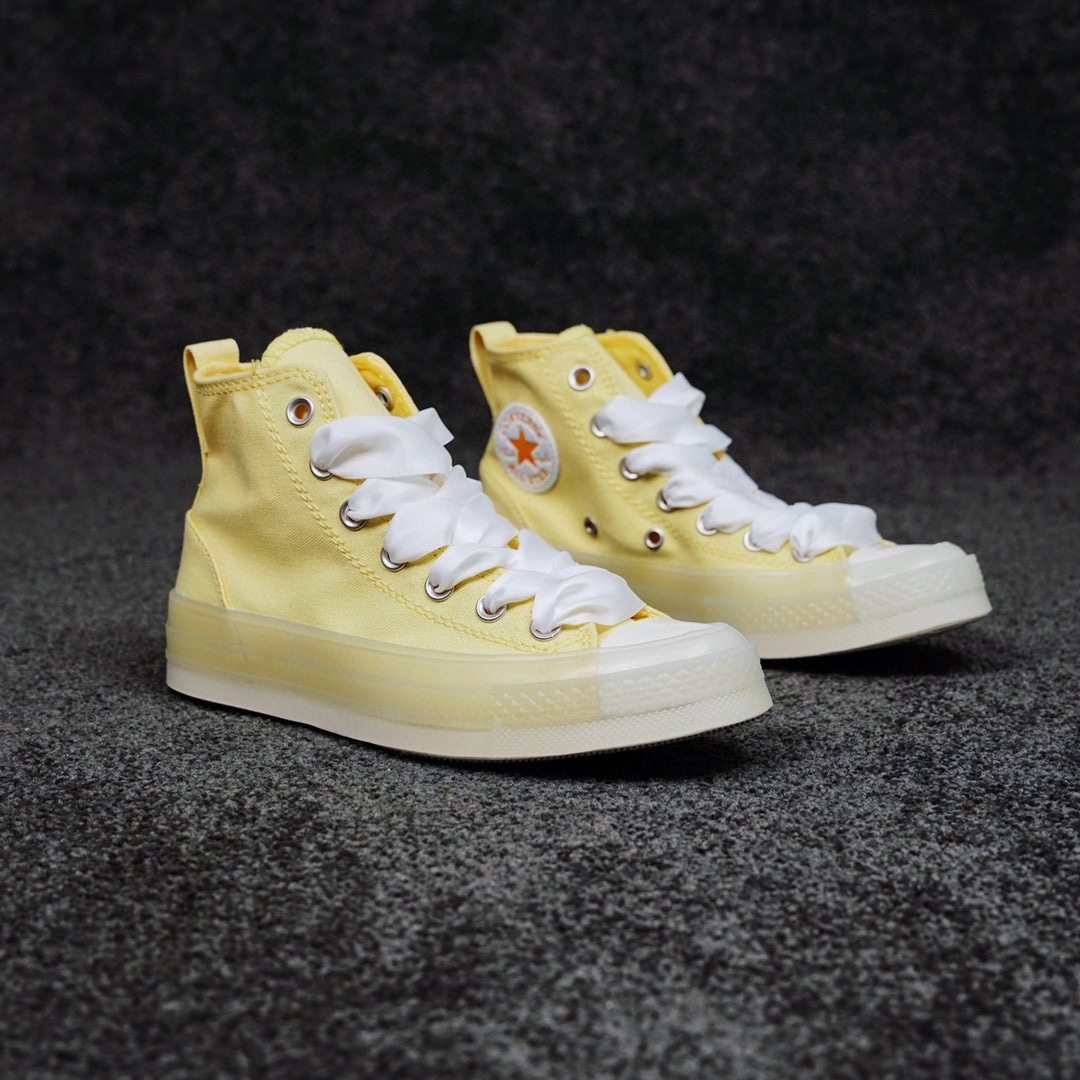 G0 2022七夕情人节限定配色Converse匡威 柠檬黄CX果冻透明底轻便高帮男女帆布鞋新品柠檬黄CX系列CX是匡威鞋款里面最轻最软上脚感觉非常软 乳白色鞋头和鞋底配上柠檬黄的帆布， 搭配丝绸鞋带永远的神\t，透明果冻围条真的显小 芝士女孩们速度冲~~~