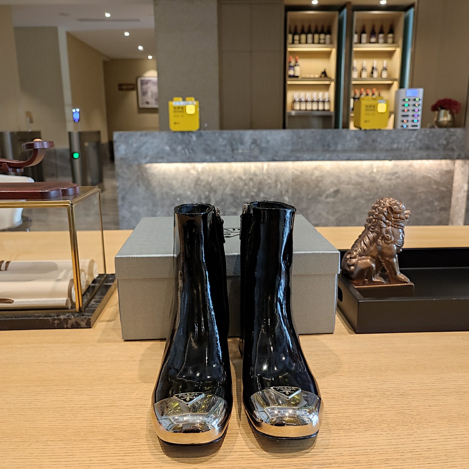 NO:543375,(The highest version of the top packaging) PRADA 5 new product, (the top version) is coming!  The new Prada autumn and winter iron toe series royal triangle marks create the style of P family. Prada Glow limited-time store's shiny single item (original toe Mary Jane shape round iron toe) metal iron toe boot series high version (whether the original method is the original method, the whole piece in the middle of the boot is not out of order.) The material of the high-difficulty fixed boot surface is the official original beef paint, and the shaping scrap rate is extremely high, resulting in expensive cost!  The 'Prada' LOGO's aesthetic culture is profound and profound. It is another masterpiece after the single cat heel. It perfectly utilizes the original metal iron toe logo on the toe. It is super invincible and light feet, and the foot feels very good~ Fashionable and versatile nice item, Italian counter purchasing original shoes, 1 to 1 replica of the original flavor. The metal toe and thick heel complement each other and add temperament and good comfort outline the slender lines of the legs and are also very wrapped!  —————————————————— 2025S super hot series of popular products, major internet celebrities Qiao Xin, Cheng Xiao, and Liu Lingzi, the same round head (Mary Zhen series)!  Fashionable and versatile nice items, all kinds of beauties have stood firm, and the exclusive new one is available!  Sisters who like to wear high heels but are afraid of being tired will look at it. The square thick heels will definitely make your feet light, and you will not be tired at all, and your feet will be steadily and relaxed!  Italian counter purchasing original shoes developed, 1 to 1, replicate the original flavor. This year's theme is not defined to reflect the texture through simplicity and simplicity. Top-level open-edge beaded cowhide with original logo iron head, the touch is consistent with the original version, square, round, thick heels and original Italian leather sole. Heel height 5cm. On sale in stock Size: 35-39 (34,40 41 42 customized) Exclusive white high-end original magnet large box packaging accessories. Four colors are available., boots, prada, prada, boots, mary jane, high heels, cowhide, Leather soles19860909(顶级包装配套最高版本) PRADA 5普拉达新品,(顶级版本)实力来袭！Prada秋冬新款铁头系列御用的三角标打造出来属于P家的风格,Prada Glow限时店很闪亮的单品（原版鞋头玛丽珍形状圆形铁头）金属铁头靴子系列高版本（是不是原版做法看靴面,靴面正中是整块不破格.）高难度定型的靴面材料是官方原版牛油漆,定型报废率超高,导致造价昂贵！ “Prada”LOGO美学文化的博大精深,爆单猫跟鞋后又一大作,将原标金属铁头标识完美利用到了鞋头之上,超级无敌轻脚,脚感超好~时髦百搭nice单品,意大利专柜代购原版鞋开发,1比1照足原味复刻. 金属鞋头与粗跟相得益彰增添的气质与良好的舒适性勾勒出腿部纤细的线条同时又具有很好的包裹性！ ————————————————— 2025S超级爆系列爆品,各大网红明星乔欣,程潇,刘令姿同款圆头（玛丽珍系列）！时髦百搭nice单品,各路美女站稳了,独家上新啦！喜欢穿高跟鞋又怕累的姐姐们看过来,方形粗跟绝对让脚步轻盈,百分百不累脚,上脚稳稳的轻松！ 意大利专柜代购原版鞋开发,1比1照足原味复刻.今年的主题就是不被定义 通过简单简洁体现质感 顶级开边珠牛皮搭配原版logo标铁头,触感凹凸感和原版一致,方圆形小粗跟搭配原版意大利真皮大底配制. 跟高5cm. 现货发售 Size: 35-39（34,40 41 42订做）  独家白色高端原版磁铁大盒包装配件. 四色齐出.,靴子,prada,prada,boots,mary jane,high heels,cowhide,Leather soles,Women's Shoes