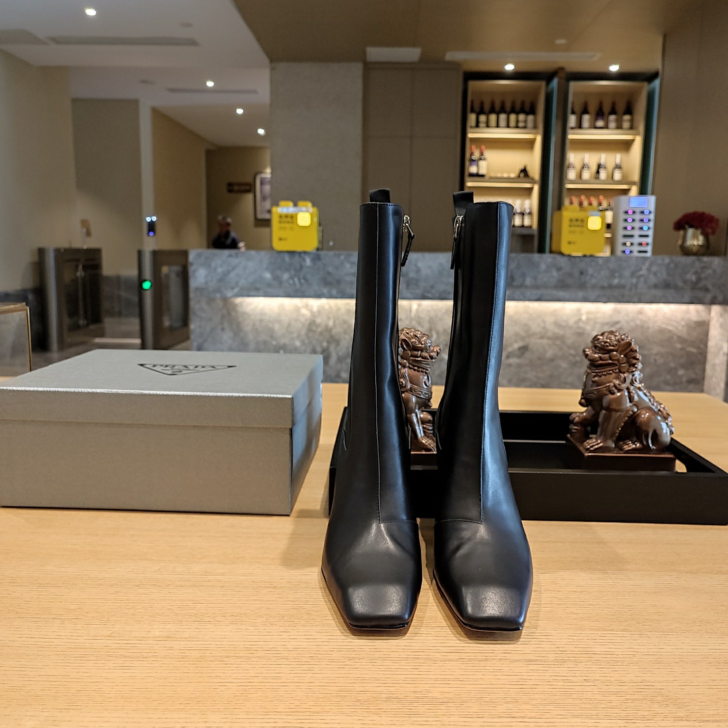 NO:543372,(The highest version of the top packaging) PRADA 5 new product, (the top version) is coming!  Officially new short boots and black cowhide boots. prada25/'Television Show' will be the hottest big heel and heel boot series. Short boots black cowhide boots (original top-level open-edge bead cowhide leather, 3D electronic spray paint and color effect. Two styles are grandly launched.) ———————————————————————————————————————————————————————————————————————————————————————————————————————————————————————————————————————————————————————————————————————————————————————————————————————————————————————————————————————————————————————————————————————————————————————————————————————————————————————————————————————————————————————————————————————————————————————————————————————————————————————————————————————  Spring's latest electronic spray painting technology, paired with a square toe, allows the same look to be launched on the autumn and winter styles to be evolved into the same look. Through different makeup, hair and body shapes with a large 8.5cm heel, the autumn shoes and boots are equally charming, and the styles are also wonderful!  This season's Prada style design is simpler than before. It does not deliberately pursue trend or sports. The overall color is natural, and the color is not bright with a pointed heel. It looks so beautiful. The original shoe development of Italian counter purchasing agent, 1 to 1, replica of the original flavor. The slope-shaped thick heel, paint heel, the shape and concave and convex feel are the same as the original. Mixed sheepskin inner breathable and comfortable. On sale Size: 35-39 (34,40 41 custom made) Exclusive 23 silver palm-patterned luxury magnet large box packaging accessories Multi-color series, all official colors can be made., boots, prada, prada, boots, skirts, cowhide, sheepskin19860909(顶级包装配套最高版本) PRADA 5普拉达新品,(顶级版本)实力来袭！ 官方新增短靴款与黑色牛皮款长靴. prada25/“T台秀款”,订购会最火爆的大粗跟,坡跟靴子系列. 短靴 黑牛皮长靴（原版顶级开边珠牛皮制作、3D电子喷绘擦色效果.2种款式隆重上市.） ————————————————— S/23S PRADA秋冬新款好看哭了,各路网红名媛种草爆款,唤醒对裙裾、束身衣骨撑和胸衣曲线的想象,精简至极~超级爆系列爆品,标志性Logo小形皮包饰扣. Prada spring最新电子喷绘技术,配与方形小鞋头,让秋冬款上市同样演变相同的look,通过8.5cm大粗跟的不同的妆发及体型去展示不同的款式的两种风格,秋单鞋与靴子同样迷人,呈现出来风格也各异的奇妙！ 这一季的Prada款式设计上比原来还简单了,没有刻意追求潮或者sporty的感觉,整体自然,颜色上也采用了不上明亮的颜色搭配一尖头大坡跟太好看了. 意大利专柜代购原版鞋开发,1比1照足原味复刻.坡形粗跟、烤漆跟,形状触感凹凸感和原版一致. 混种羊皮内里透气舒适 现货发售 Size: 35-39（34,40 41订做） 独家23款银掌纹奢侈磁铁大盒包装配件 多色系,官方所有颜色均可制作.,靴子,prada,prada,boots,skirts,cowhide,sheepskin,Women's Shoes