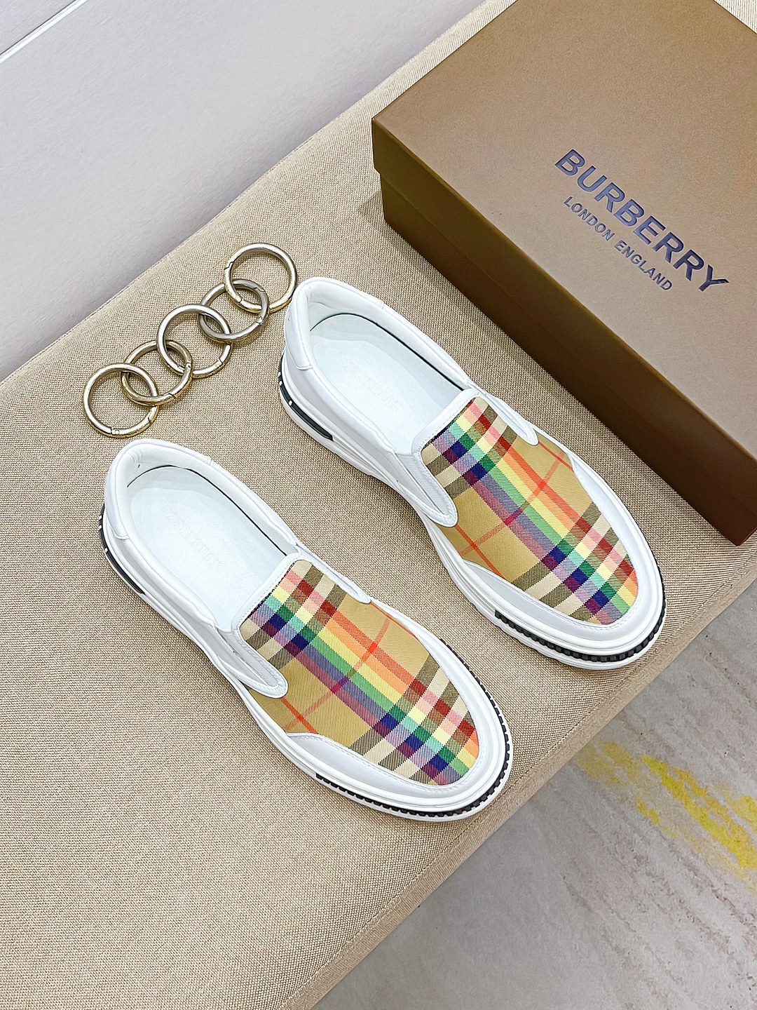 I0 巴宝莉 Burberry 经典休闲鞋2022休闲运动男鞋，懒人套脚板鞋 帆船鞋 全新米兰时装时尚的设计，完美做工，原版复刻 霸气花纹 材质：头层磨砂牛皮柔软舒适，羊皮鞋垫，适合户外青年跑步户外司机驾车鞋 套脚方便 懒人乐福首选原版橡胶耐磨大底，男鞋