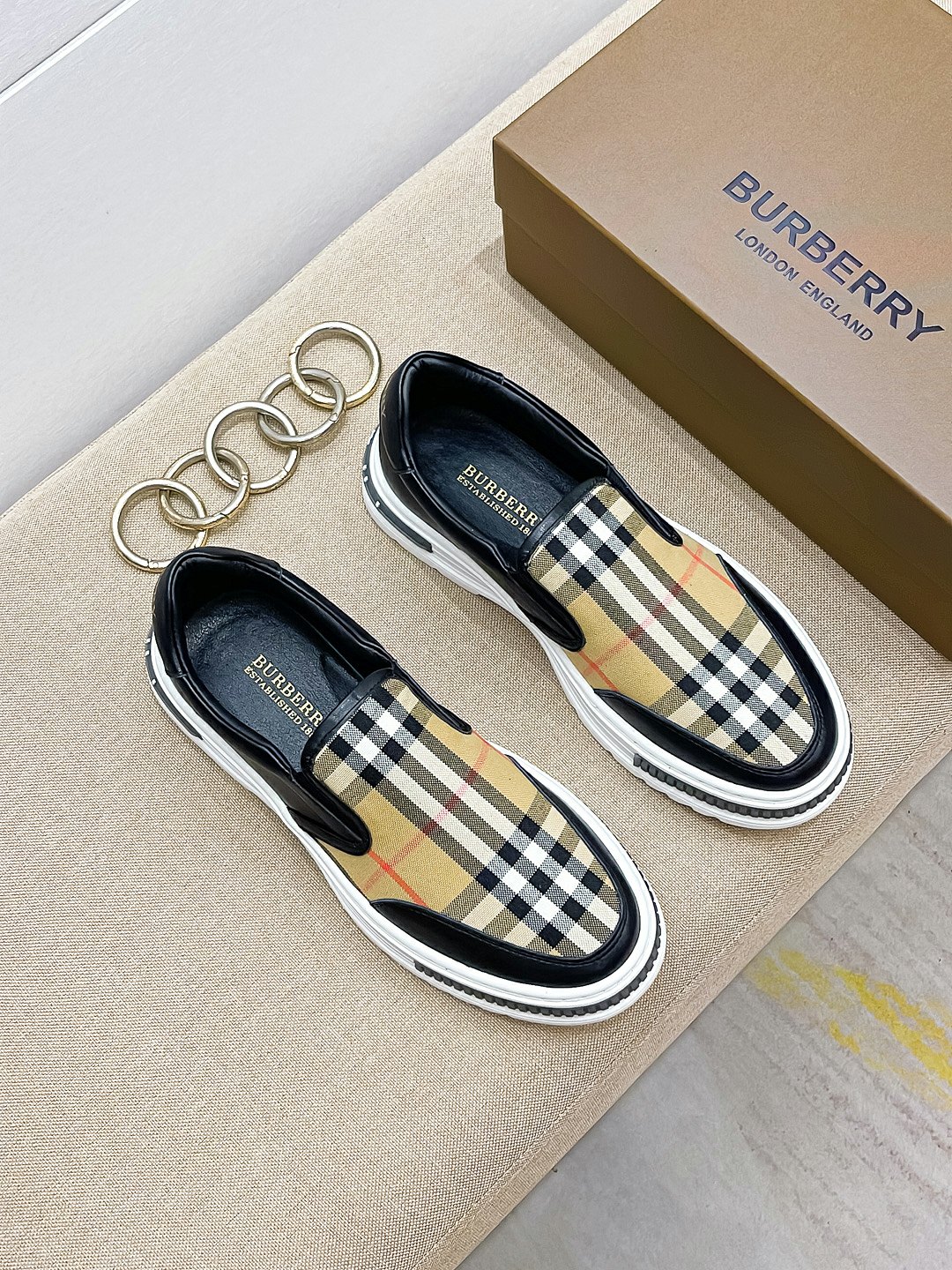 I0 巴宝莉 Burberry 经典休闲鞋2022休闲运动男鞋，懒人套脚板鞋 帆船鞋 全新米兰时装时尚的设计，完美做工，原版复刻 霸气花纹 材质：头层磨砂牛皮柔软舒适，羊皮鞋垫，适合户外青年跑步户外司机驾车鞋 套脚方便 懒人乐福首选原版橡胶耐磨大底，男鞋