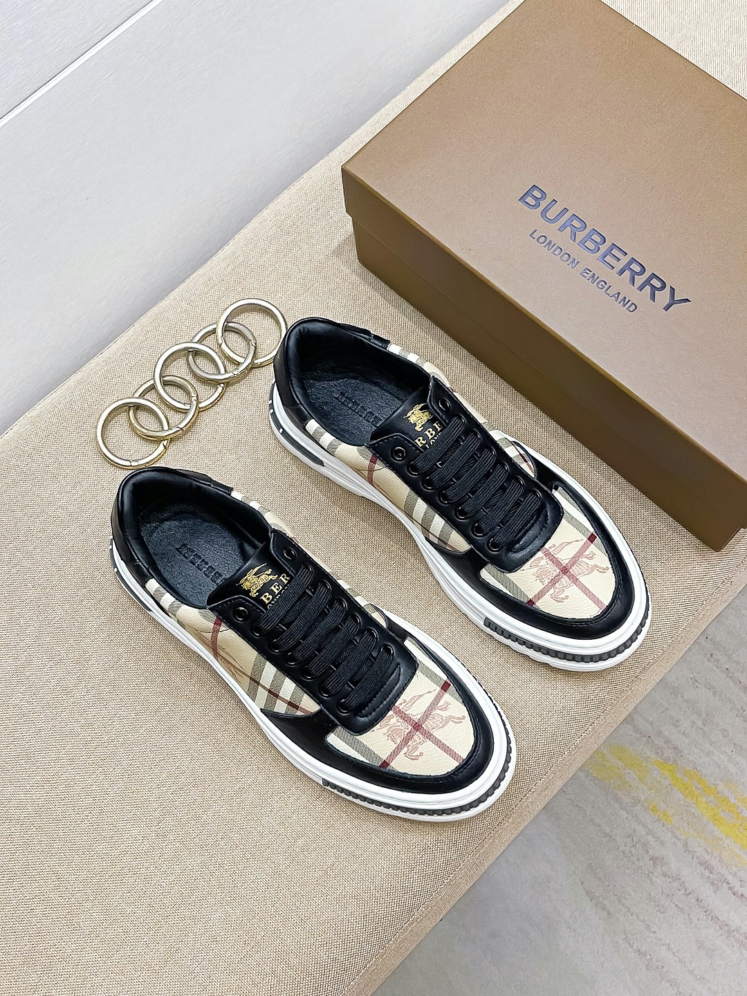 I0 巴宝莉 Burberry 经典休闲鞋2022休闲运动男鞋，懒人套脚板鞋 帆船鞋 全新米兰时装时尚的设计，完美做工，原版复刻 霸气花纹 材质：头层磨砂牛皮柔软舒适，羊皮鞋垫，适合户外青年跑步户外司机驾车鞋 套脚方便 懒人乐福首选原版橡胶耐磨大底，男鞋