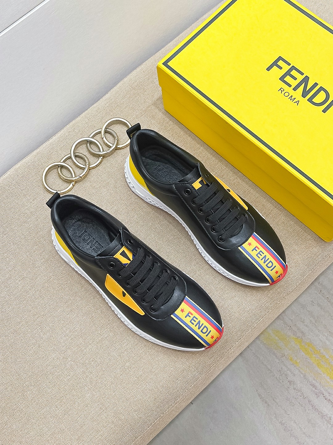 I0 FD Fendi 芬迪 最精心打造，引爆全场不断创新的国际品牌 此款男士四季款休闲鞋，原版版本，专柜一比一加品牌专用材料，透气舒适以质量说话