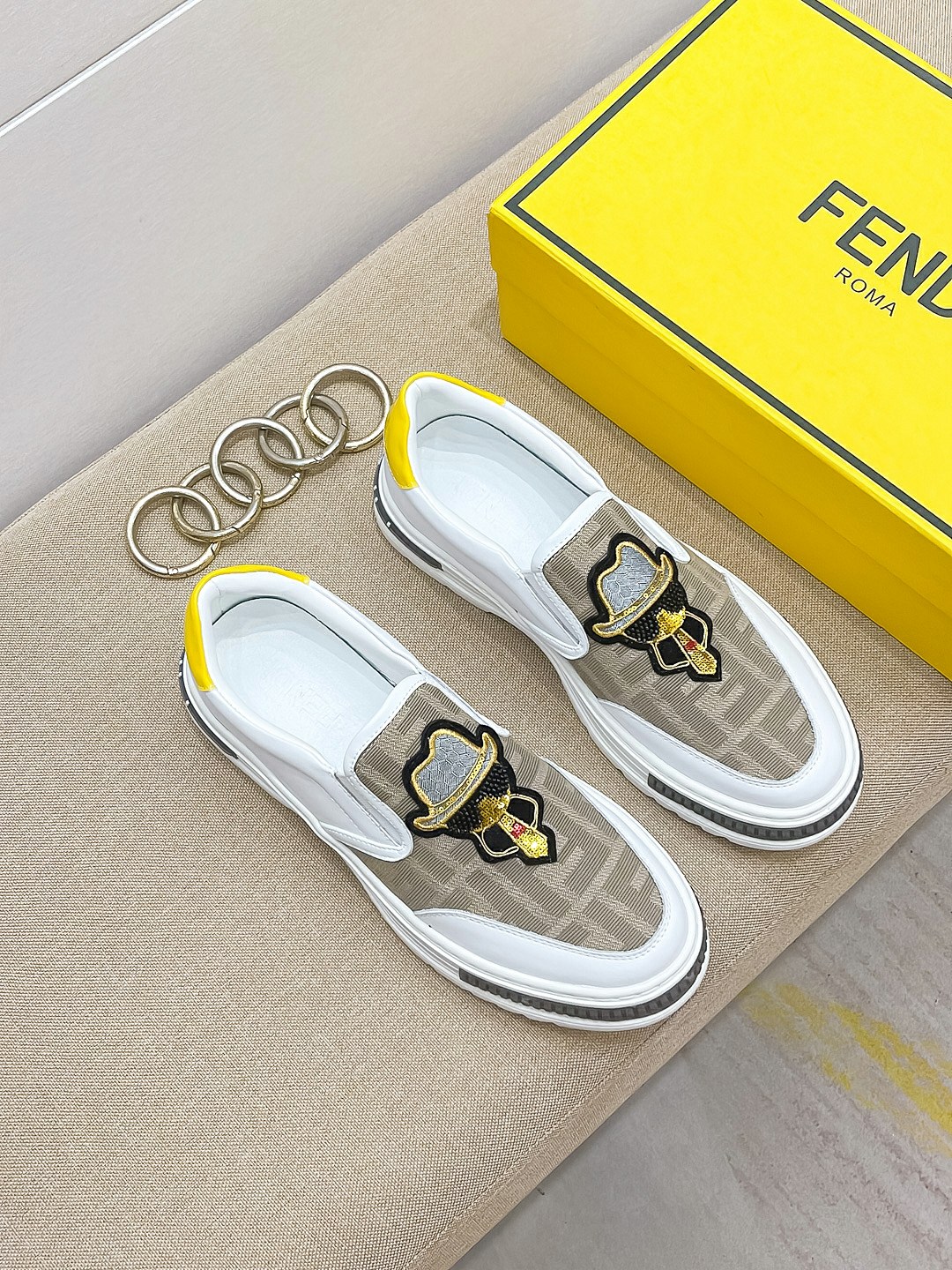 I0 FD Fendi 芬迪 最精心打造，引爆全场不断创新的国际品牌 此款男士四季款休闲鞋，原版版本，专柜一比一加品牌专用材料，透气舒适以质量说话