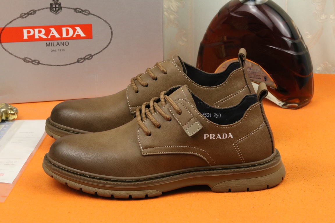 I5 高品质普拉达官网最新休闲皮鞋，顶级原单货， ，精心打造，潮流时尚，绅士格调，鞋面采用进口头层磨砂牛皮，透气猪皮里，防滑牛筋大底， 时尚舒适。