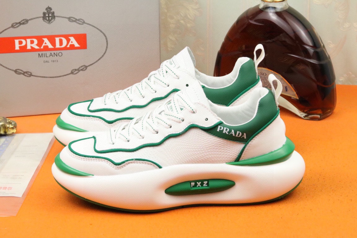 I5 高品质PRADA普拉达上市著名奢侈品牌，专柜同步更新，意大利男鞋时尚杂志季刊封面主推款鞋面采用意大利进口头层牛皮，舒适羊皮内里。原版防滑橡胶大底，上脚舒适有型。 细节无可挑剔。