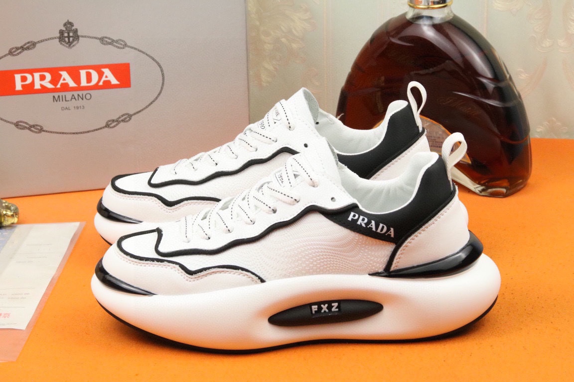 I5 高品质PRADA普拉达上市著名奢侈品牌，专柜同步更新，意大利男鞋时尚杂志季刊封面主推款鞋面采用意大利进口头层牛皮，舒适羊皮内里。原版防滑橡胶大底，上脚舒适有型。 细节无可挑剔。